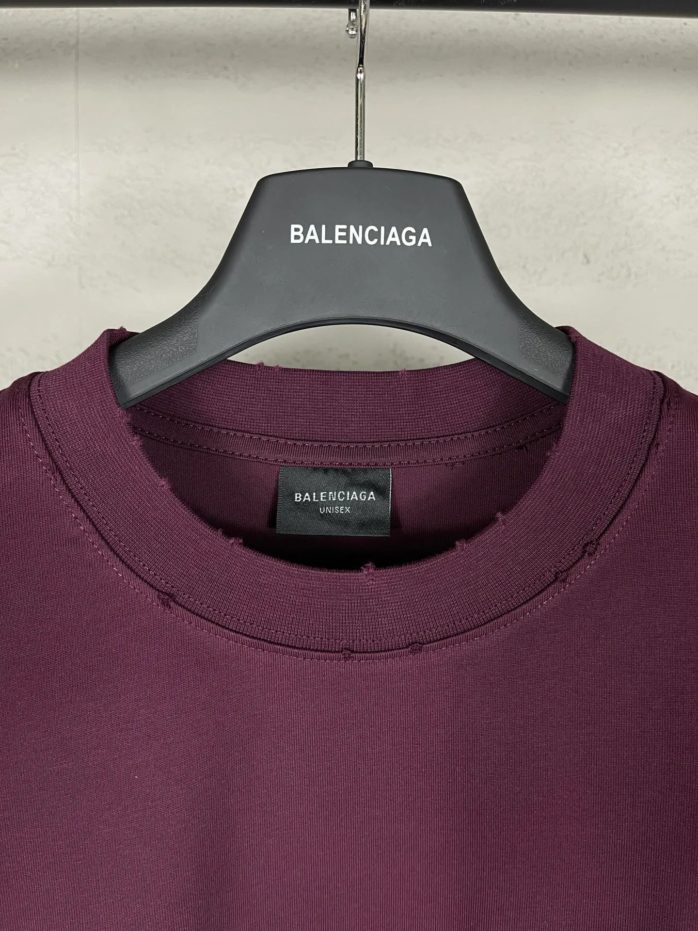 🅿️216 Real photos [Top version. Official website quality] BALENCI*GA/Paris. 23ss latest classic model. Front and rear tape direct printing. Ready-to-wear washed and worn long-sleeved T-shirt. Genuine product developed at the first time, brick cabinet synchronization. Welcome to compare. The fabric is made of Paris ZP custom-woven and dyed 100% cotton with double-yarn compact cotton. The weight is 260 grams. The cloth surface is clean. The cloth pattern is clear, soft and comfortable, and the threads are dyed with no color difference. The classic pattern is directly sprayed by a direct injection machine. Environmentally friendly imported materials, three-dimensional effect. Restored brick cabinet. The garments were washed and aged, and polished by many hands. Produced by ultra-heavy craftsmanship, the market currency is very different, welcome to compare. The version adopts OS loose shoulder design. The same style for men and women. Code: BL225003 Color: dark blue gray, off-white, burgundy, green, black blue, fog blue Size: XS S M L