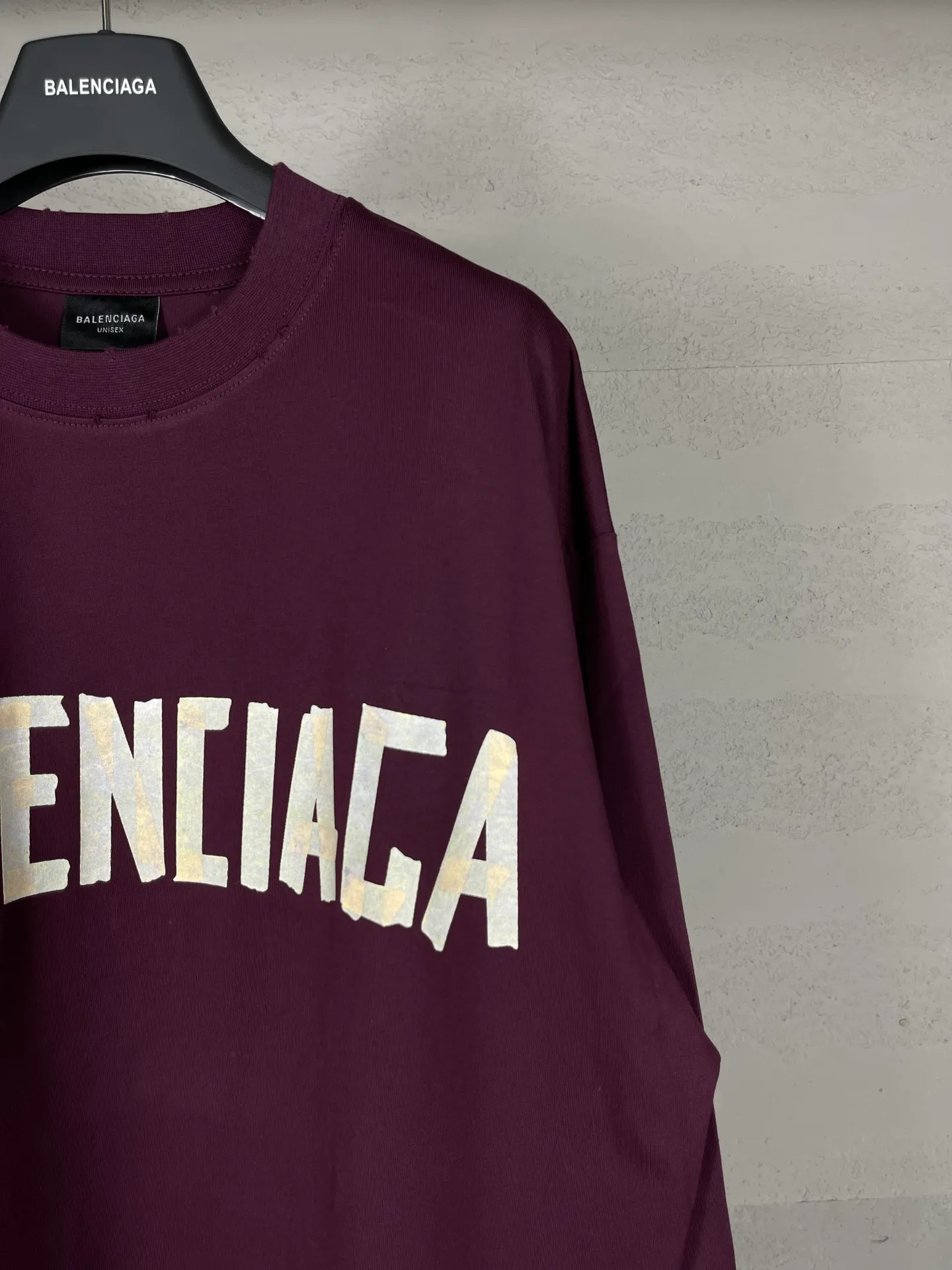 🅿️216 Real photos [Top version. Official website quality] BALENCI*GA/Paris. 23ss latest classic model. Front and rear tape direct printing. Ready-to-wear washed and worn long-sleeved T-shirt. Genuine product developed at the first time, brick cabinet synchronization. Welcome to compare. The fabric is made of Paris ZP custom-woven and dyed 100% cotton with double-yarn compact cotton. The weight is 260 grams. The cloth surface is clean. The cloth pattern is clear, soft and comfortable, and the threads are dyed with no color difference. The classic pattern is directly sprayed by a direct injection machine. Environmentally friendly imported materials, three-dimensional effect. Restored brick cabinet. The garments were washed and aged, and polished by many hands. Produced by ultra-heavy craftsmanship, the market currency is very different, welcome to compare. The version adopts OS loose shoulder design. The same style for men and women. Code: BL225003 Color: dark blue gray, off-white, burgundy, green, black blue, fog blue Size: XS S M L