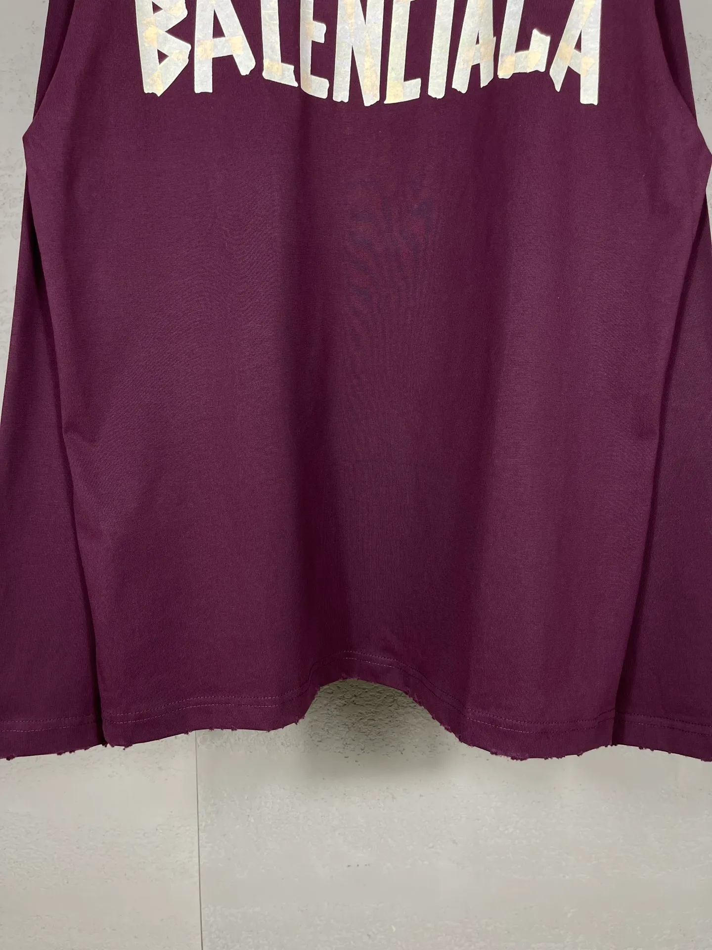 🅿️216 Real photos [Top version. Official website quality] BALENCI*GA/Paris. 23ss latest classic model. Front and rear tape direct printing. Ready-to-wear washed and worn long-sleeved T-shirt. Genuine product developed at the first time, brick cabinet synchronization. Welcome to compare. The fabric is made of Paris ZP custom-woven and dyed 100% cotton with double-yarn compact cotton. The weight is 260 grams. The cloth surface is clean. The cloth pattern is clear, soft and comfortable, and the threads are dyed with no color difference. The classic pattern is directly sprayed by a direct injection machine. Environmentally friendly imported materials, three-dimensional effect. Restored brick cabinet. The garments were washed and aged, and polished by many hands. Produced by ultra-heavy craftsmanship, the market currency is very different, welcome to compare. The version adopts OS loose shoulder design. The same style for men and women. Code: BL225003 Color: dark blue gray, off-white, burgundy, green, black blue, fog blue Size: XS S M L