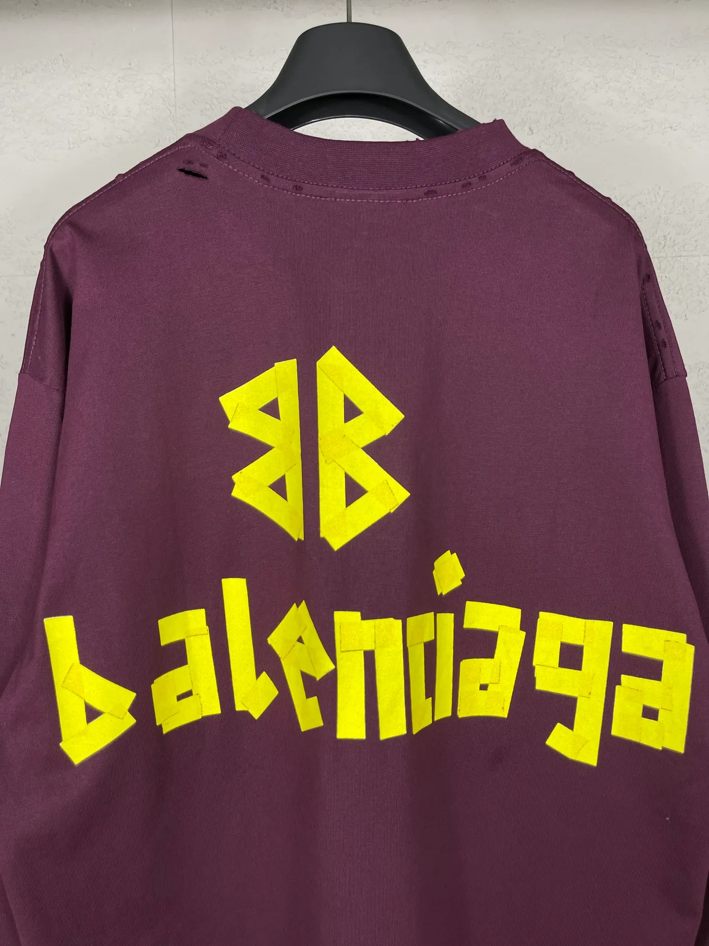 🅿️216 Real photos [Top version. Official website quality] BALENCI*GA/Paris. 23ss latest classic model. Front and rear tape direct printing. Ready-to-wear washed and worn long-sleeved T-shirt. Genuine product developed at the first time, brick cabinet synchronization. Welcome to compare. The fabric is made of Paris ZP custom-woven and dyed 100% cotton with double-yarn compact cotton. The weight is 260 grams. The cloth surface is clean. The cloth pattern is clear, soft and comfortable, and the threads are dyed with no color difference. The classic pattern is directly sprayed by a direct injection machine. Environmentally friendly imported materials, three-dimensional effect. Restored brick cabinet. The garments were washed and aged, and polished by many hands. Produced by ultra-heavy craftsmanship, the market currency is very different, welcome to compare. The version adopts OS loose shoulder design. The same style for men and women. Code: BL225003 Color: dark blue gray, off-white, burgundy, green, black blue, fog blue Size: XS S M L