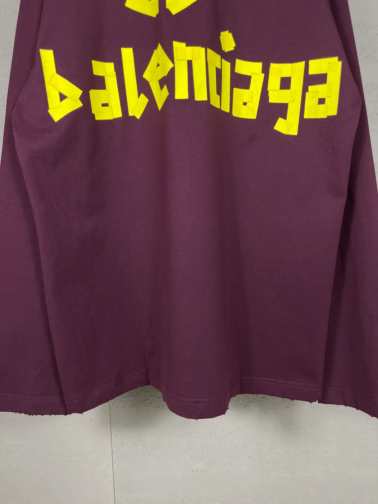 🅿️216 Real photos [Top version. Official website quality] BALENCI*GA/Paris. 23ss latest classic model. Front and rear tape direct printing. Ready-to-wear washed and worn long-sleeved T-shirt. Genuine product developed at the first time, brick cabinet synchronization. Welcome to compare. The fabric is made of Paris ZP custom-woven and dyed 100% cotton with double-yarn compact cotton. The weight is 260 grams. The cloth surface is clean. The cloth pattern is clear, soft and comfortable, and the threads are dyed with no color difference. The classic pattern is directly sprayed by a direct injection machine. Environmentally friendly imported materials, three-dimensional effect. Restored brick cabinet. The garments were washed and aged, and polished by many hands. Produced by ultra-heavy craftsmanship, the market currency is very different, welcome to compare. The version adopts OS loose shoulder design. The same style for men and women. Code: BL225003 Color: dark blue gray, off-white, burgundy, green, black blue, fog blue Size: XS S M L