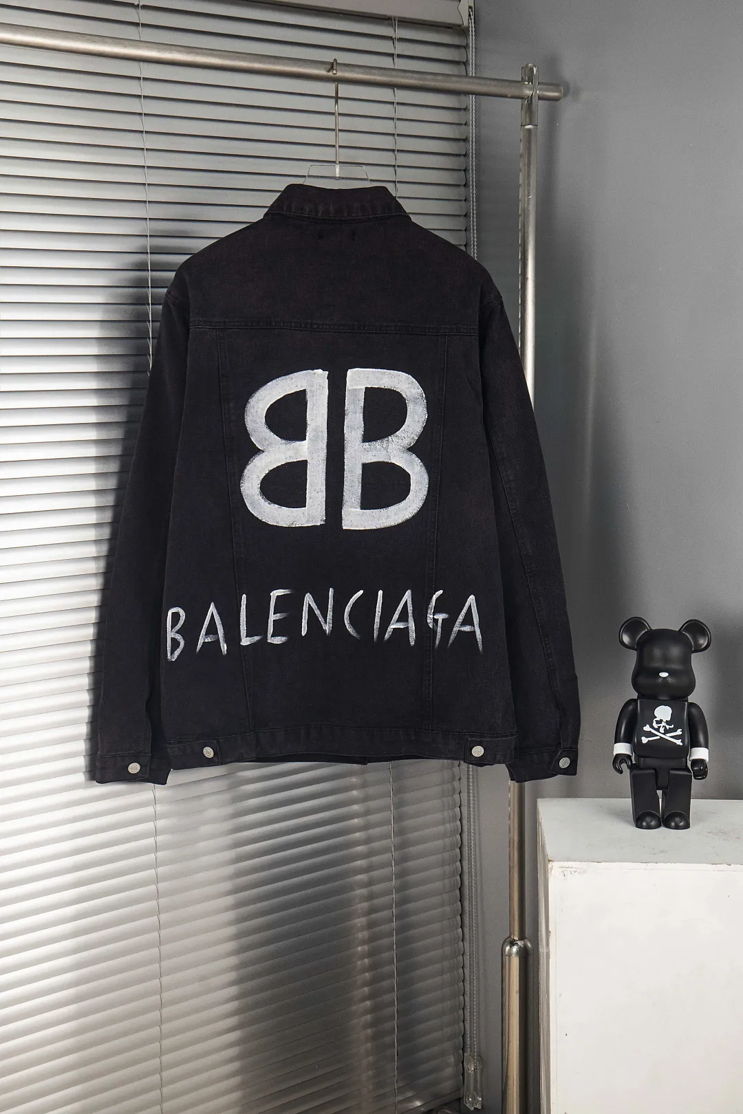 🅿️260 New model number: B144 Balenciaga Double B graffiti white splash print retro washed denim jacket 1️⃣ Made of high-quality denim fabric washing process, the upper body is soft, comfortable and extremely delicate after washing. It feels solid, smooth and soft. The fabric does not wrinkle, and the feel is invincible. The details are perfectly handled! 2️⃣It is very youthful and energetic, and can be easily worn by both men and women. It is very in line with the fashion aesthetic concepts of today's young people! 3️⃣ A full set of customized accessories, complete with three standards, same style for men and women, a must-have style for couples. Color: Denim Black Size: S, M, L, XL