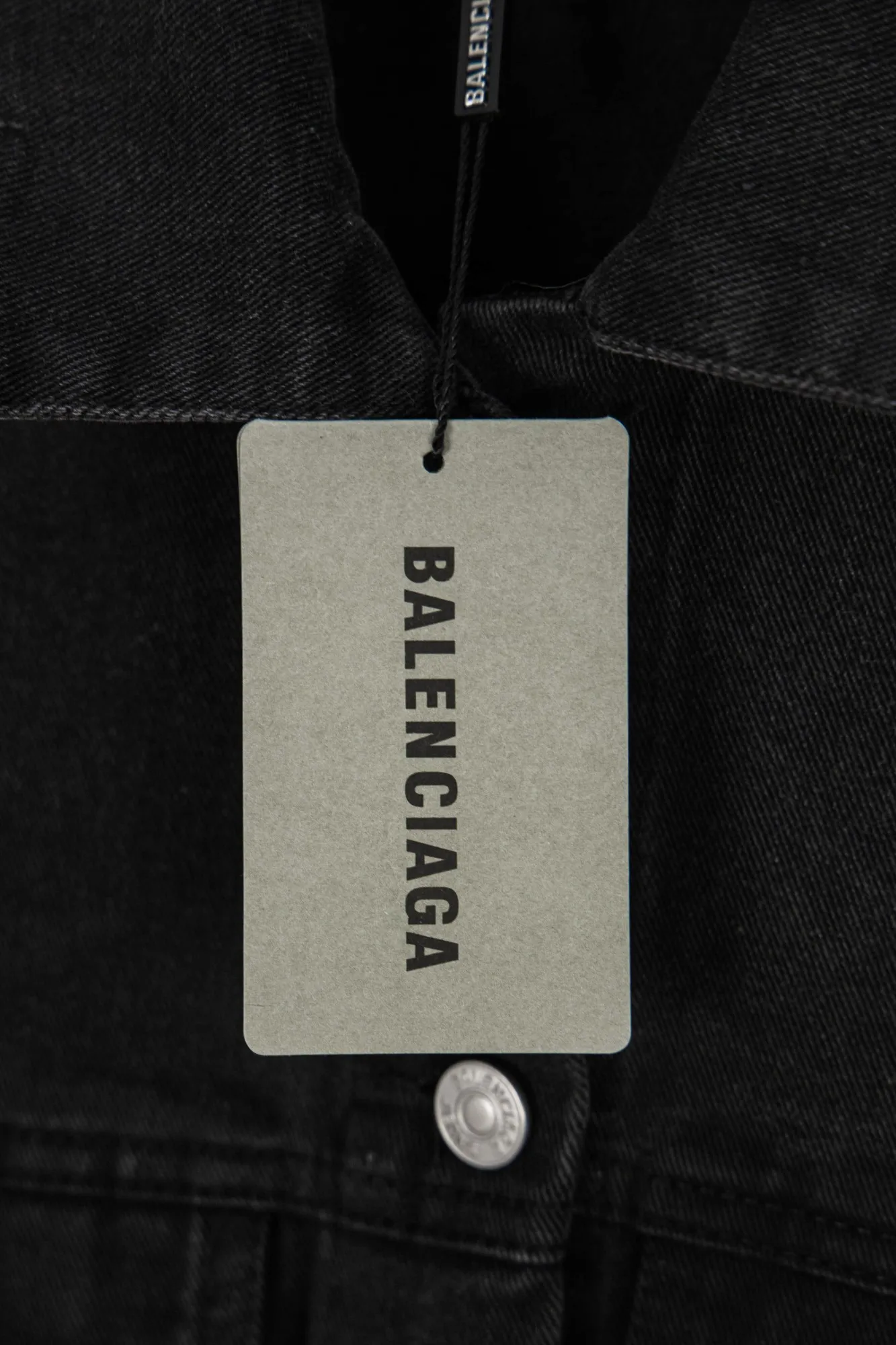 🅿️260 New model number: B144 Balenciaga Double B graffiti white splash print retro washed denim jacket 1️⃣ Made of high-quality denim fabric washing process, the upper body is soft, comfortable and extremely delicate after washing. It feels solid, smooth and soft. The fabric does not wrinkle, and the feel is invincible. The details are perfectly handled! 2️⃣It is very youthful and energetic, and can be easily worn by both men and women. It is very in line with the fashion aesthetic concepts of today's young people! 3️⃣ A full set of customized accessories, complete with three standards, same style for men and women, a must-have style for couples. Color: Denim Black Size: S, M, L, XL