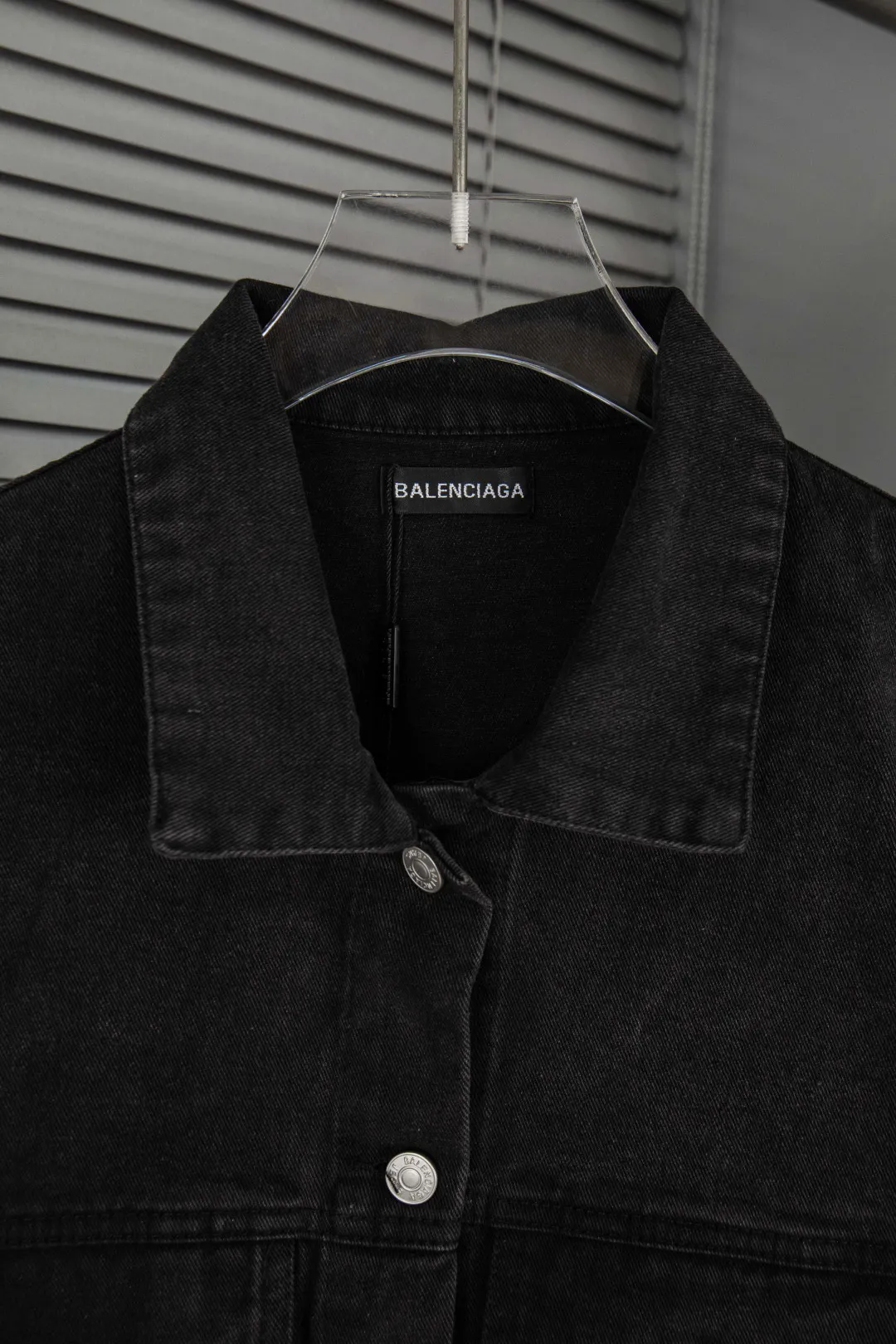 🅿️260 New model number: B144 Balenciaga Double B graffiti white splash print retro washed denim jacket 1️⃣ Made of high-quality denim fabric washing process, the upper body is soft, comfortable and extremely delicate after washing. It feels solid, smooth and soft. The fabric does not wrinkle, and the feel is invincible. The details are perfectly handled! 2️⃣It is very youthful and energetic, and can be easily worn by both men and women. It is very in line with the fashion aesthetic concepts of today's young people! 3️⃣ A full set of customized accessories, complete with three standards, same style for men and women, a must-have style for couples. Color: Denim Black Size: S, M, L, XL