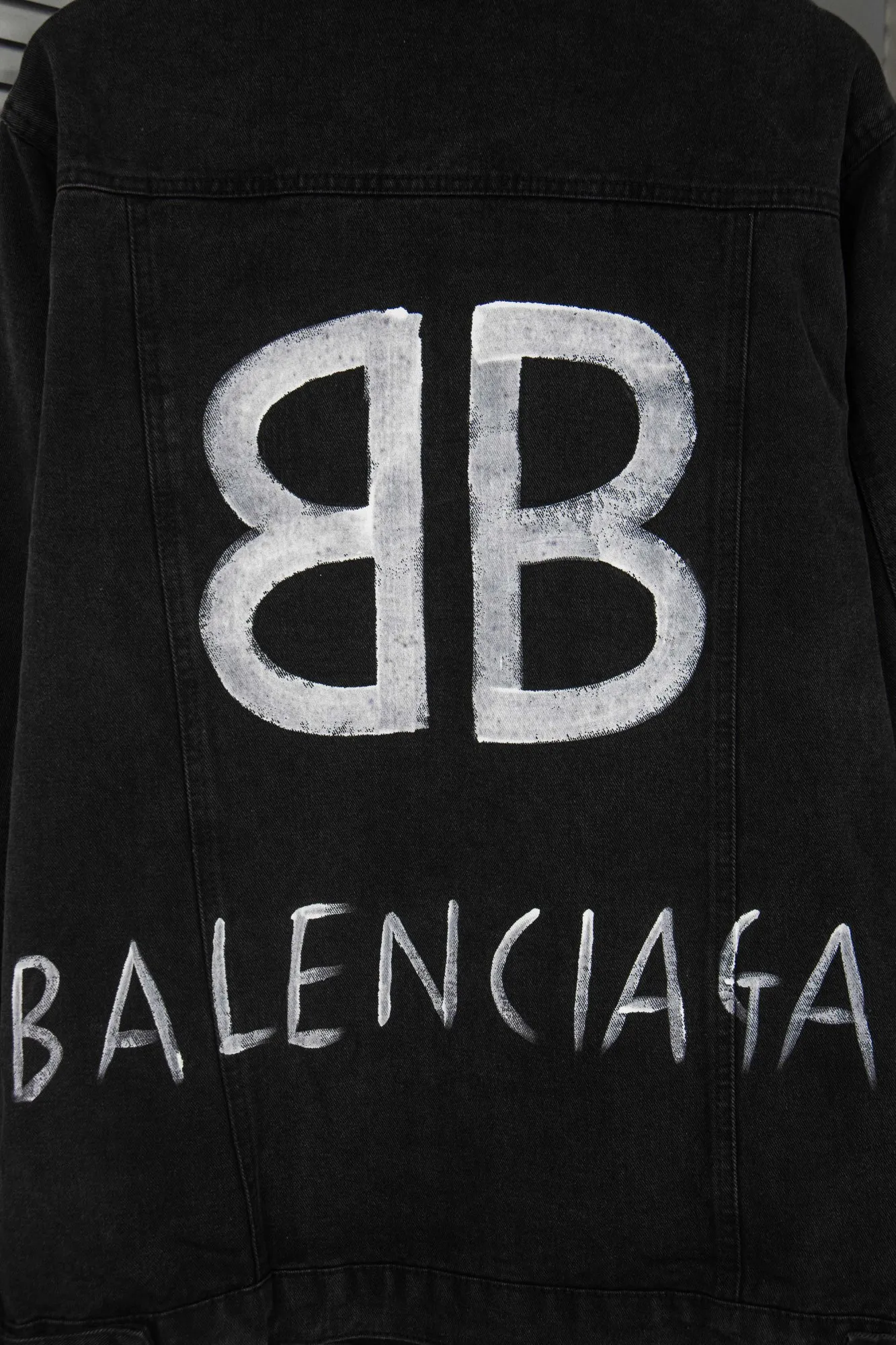 🅿️260 New model number: B144 Balenciaga Double B graffiti white splash print retro washed denim jacket 1️⃣ Made of high-quality denim fabric washing process, the upper body is soft, comfortable and extremely delicate after washing. It feels solid, smooth and soft. The fabric does not wrinkle, and the feel is invincible. The details are perfectly handled! 2️⃣It is very youthful and energetic, and can be easily worn by both men and women. It is very in line with the fashion aesthetic concepts of today's young people! 3️⃣ A full set of customized accessories, complete with three standards, same style for men and women, a must-have style for couples. Color: Denim Black Size: S, M, L, XL