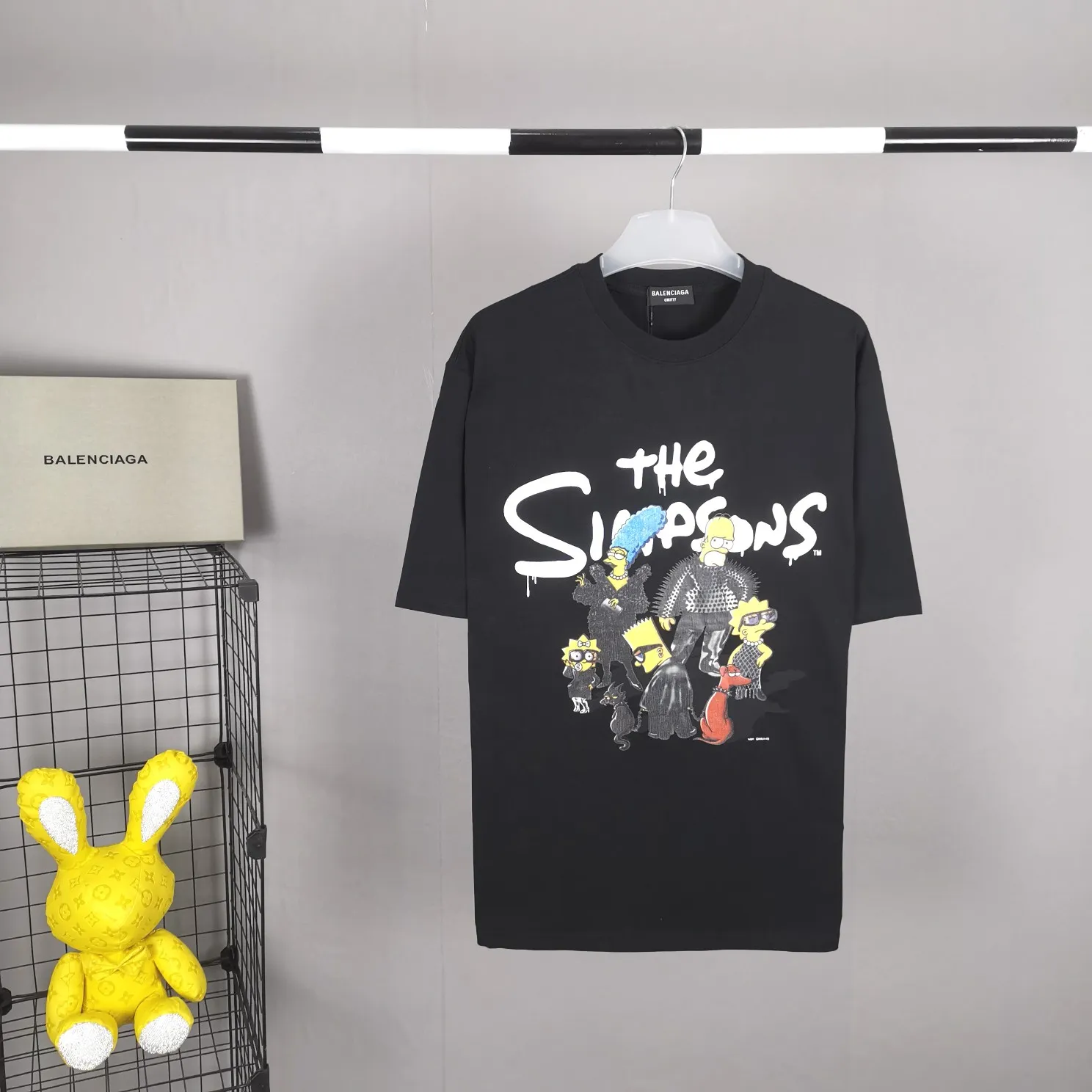 The new top-notch proven version, Balenciaga BALENCIAGA The Simpsons cartoon pattern burst pattern pure cotton loose loose short-sleeved T-shirt for men and women couples, the process uses Kangli printing cracking effect. The front panel printing glue bursting effect uses imported transparent slurry to scrape the bottom to make the printing bursting feel uniform. (PS: If this process is missing, the printing will easily fall off in large areas after cracking.) The embroidery at the hem uses a Tajima embroidery machine imported from Japan, which makes the size and spacing of the letters even, and the hollows of the letters will not be filled. Precise craftsmanship, full of details. The fabric is made of 24S 260g double yarn cotton fabric, brand new, washed, and labeled. Genuine products are consistent and synchronized, and coded authentic products are consistent and synchronized. Top tested version, accurate and flawless.  Color: Black White Yellow Blue Size: XS-L P:260