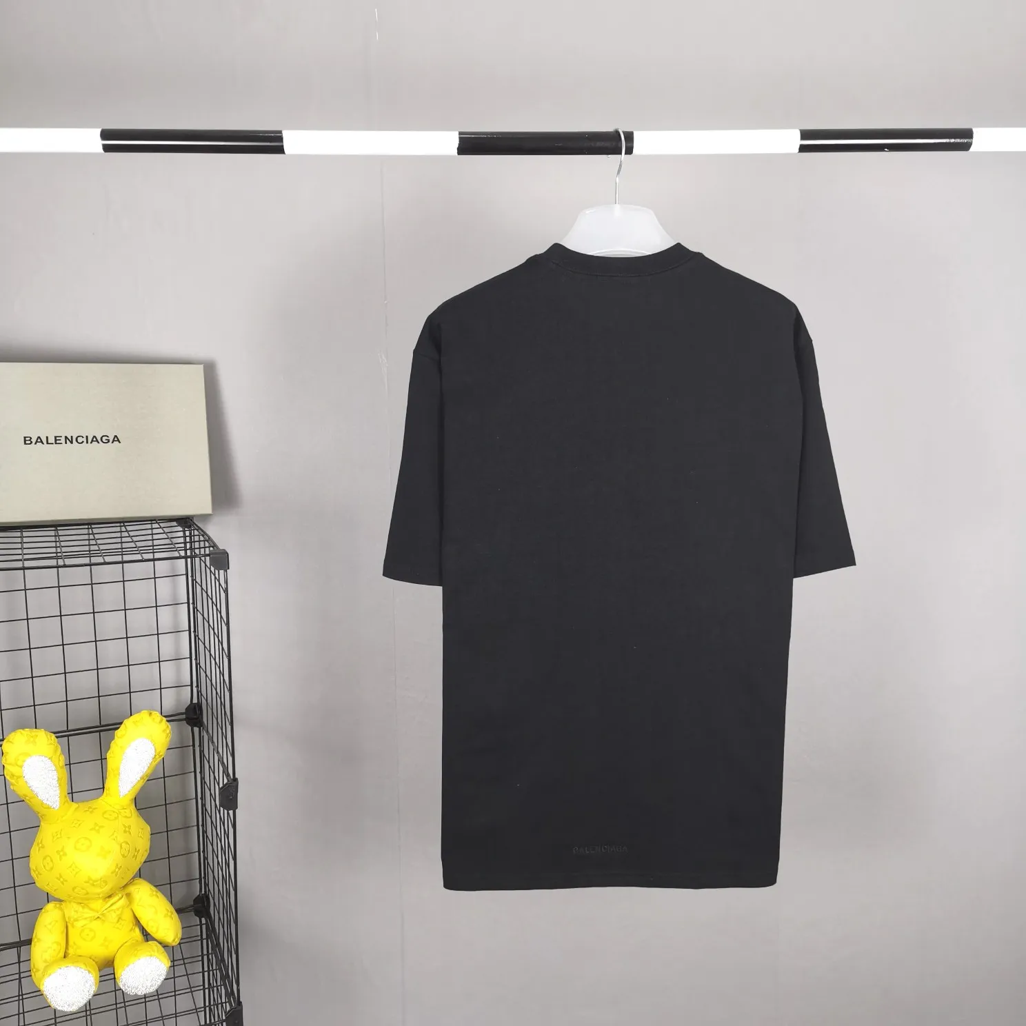 The new top-notch proven version, Balenciaga BALENCIAGA The Simpsons cartoon pattern burst pattern pure cotton loose loose short-sleeved T-shirt for men and women couples, the process uses Kangli printing cracking effect. The front panel printing glue bursting effect uses imported transparent slurry to scrape the bottom to make the printing bursting feel uniform. (PS: If this process is missing, the printing will easily fall off in large areas after cracking.) The embroidery at the hem uses a Tajima embroidery machine imported from Japan, which makes the size and spacing of the letters even, and the hollows of the letters will not be filled. Precise craftsmanship, full of details. The fabric is made of 24S 260g double yarn cotton fabric, brand new, washed, and labeled. Genuine products are consistent and synchronized, and coded authentic products are consistent and synchronized. Top tested version, accurate and flawless.  Color: Black White Yellow Blue Size: XS-L P:260