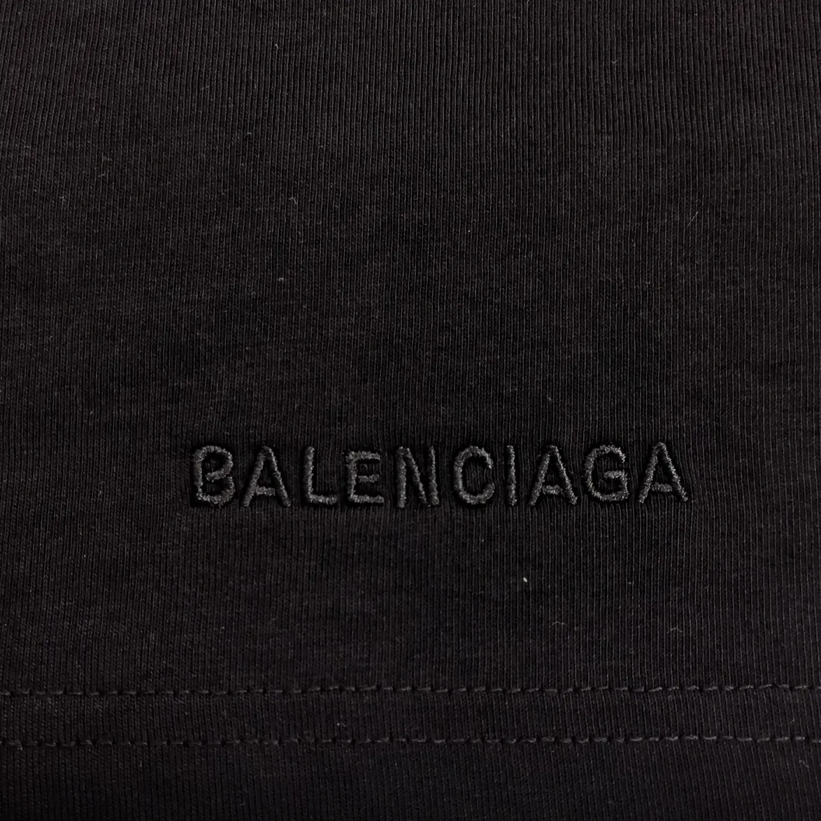 The new top-notch proven version, Balenciaga BALENCIAGA The Simpsons cartoon pattern burst pattern pure cotton loose loose short-sleeved T-shirt for men and women couples, the process uses Kangli printing cracking effect. The front panel printing glue bursting effect uses imported transparent slurry to scrape the bottom to make the printing bursting feel uniform. (PS: If this process is missing, the printing will easily fall off in large areas after cracking.) The embroidery at the hem uses a Tajima embroidery machine imported from Japan, which makes the size and spacing of the letters even, and the hollows of the letters will not be filled. Precise craftsmanship, full of details. The fabric is made of 24S 260g double yarn cotton fabric, brand new, washed, and labeled. Genuine products are consistent and synchronized, and coded authentic products are consistent and synchronized. Top tested version, accurate and flawless.  Color: Black White Yellow Blue Size: XS-L P:260