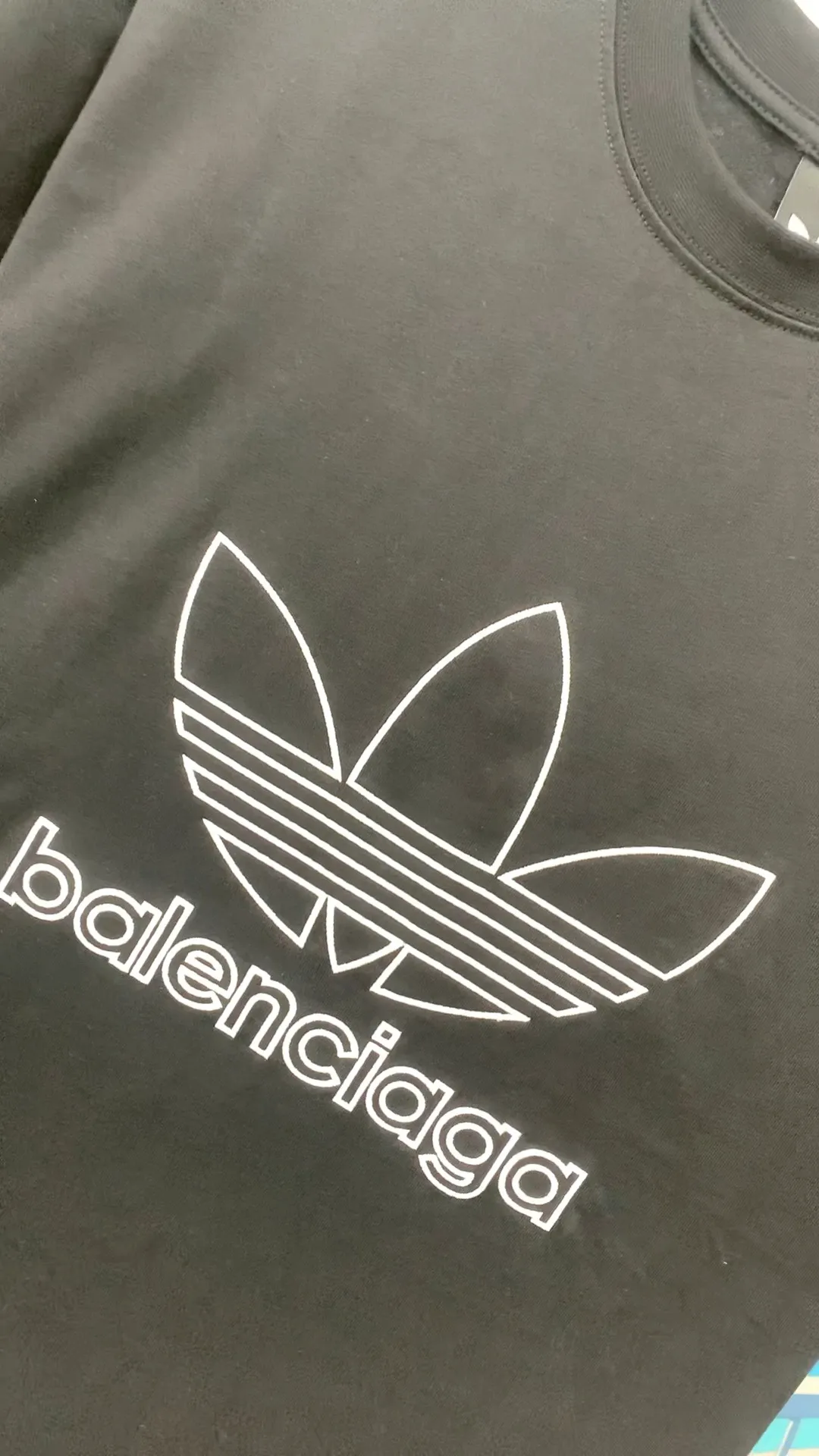Frontal real shot video————The top tested version BALENCIAGA/ADIDAS Balenciaga co-branded Adidas clover 23SS printed pattern letter round neck short-sleeved T-shirt is a hot topic at the moment🔥Quality ceiling It seems to be a simple printing or embroidery, but it is not simple at all. 100% imported machine restoration. The details of the workmanship and fabrics are consistent with the original ones. Guaranteed no color difference with the counter. Feel free to compare ⚠️Note that the threaded collars are all original collars of certain Paris and Paris, with high wrapping. The width of the collar and cabinets are accurate to millimeters. Thick collars are not easily deformed. The collars of high-end products are all restored to cabinets. This distinguishes the large collars of the world from ordinary garbage. ⚠️Different styles of washed wheat main wheat, including imported wheat, have different colors and codes. Really restore the counter. As we all know, Balenciaga's collar labels in each quarter have different English or different colors. This distinguishes fast food products with the same common main wheat, washed wheat. ⚠️Attention to workmanship, stitching at the neckline, no folds, smooth and natural, no overlapping lines, true restoration ⚠️The fabric is made of 250g Paris-specific double yarn, which is really incomparable with the ordinary version on the market. Correct printing details, correct double yarn high weight thread, correct packaging details, all-round restoration of workmanship, all-round restoration of packaging P:270 Color: black white green SIZE: XS-S-M-L