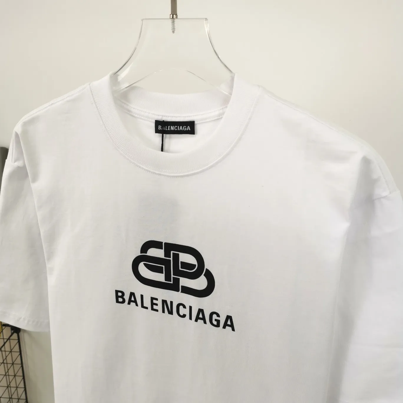 [New] Top tested version Balenciaga 21ss new lock buckle Unisex short-sleeved loose pure cotton BALENCIAGA short-sleeved T-shirt for couples Super classic style with good-looking colors Oversize version 260g Double yarn cotton top fabric [Little Red Book popular style | Highly recommended by ins style bloggers] Original model opening 1:1, all other colors are custom-woven and dyed (although everyone says so, but I guarantee it, and the threads are also dyed in the same vat) and there is no error with ZP.  Positioned cutting, high-quality wiring, original 1x1 thickened thread on the neckline, imported glue printing, black and gray colors are all silver, lock printing, repeated washing, not easy to crack! ! ! A full set of genuine one-to-one accessories, bag code marked. The numbers are all correct and identical.  Color: White Black Floral Gray Haze Blue Washed Black Size: XS-L P:240