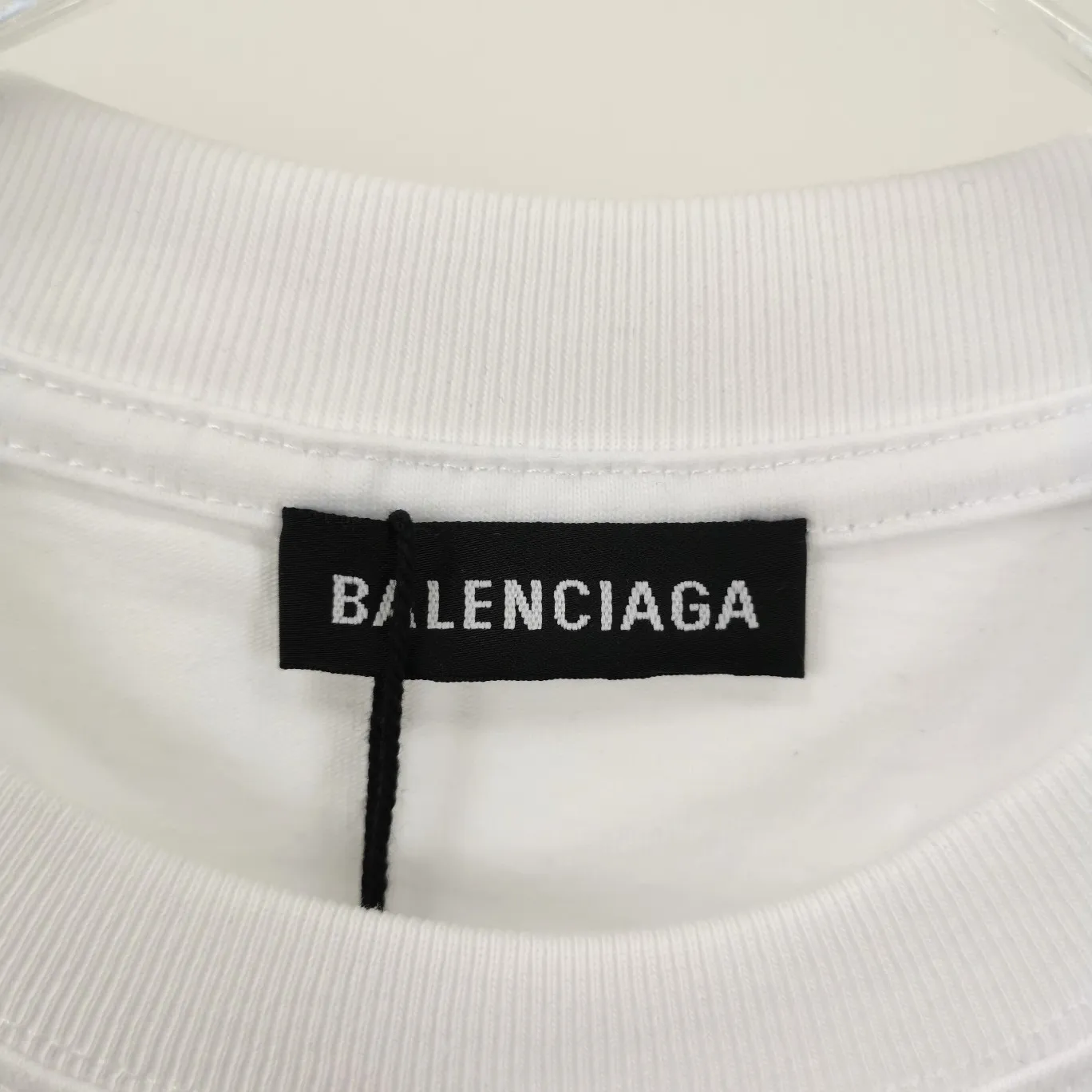 [New] Top tested version Balenciaga 21ss new lock buckle Unisex short-sleeved loose pure cotton BALENCIAGA short-sleeved T-shirt for couples Super classic style with good-looking colors Oversize version 260g Double yarn cotton top fabric [Little Red Book popular style | Highly recommended by ins style bloggers] Original model opening 1:1, all other colors are custom-woven and dyed (although everyone says so, but I guarantee it, and the threads are also dyed in the same vat) and there is no error with ZP.  Positioned cutting, high-quality wiring, original 1x1 thickened thread on the neckline, imported glue printing, black and gray colors are all silver, lock printing, repeated washing, not easy to crack! ! ! A full set of genuine one-to-one accessories, bag code marked. The numbers are all correct and identical.  Color: White Black Floral Gray Haze Blue Washed Black Size: XS-L P:240