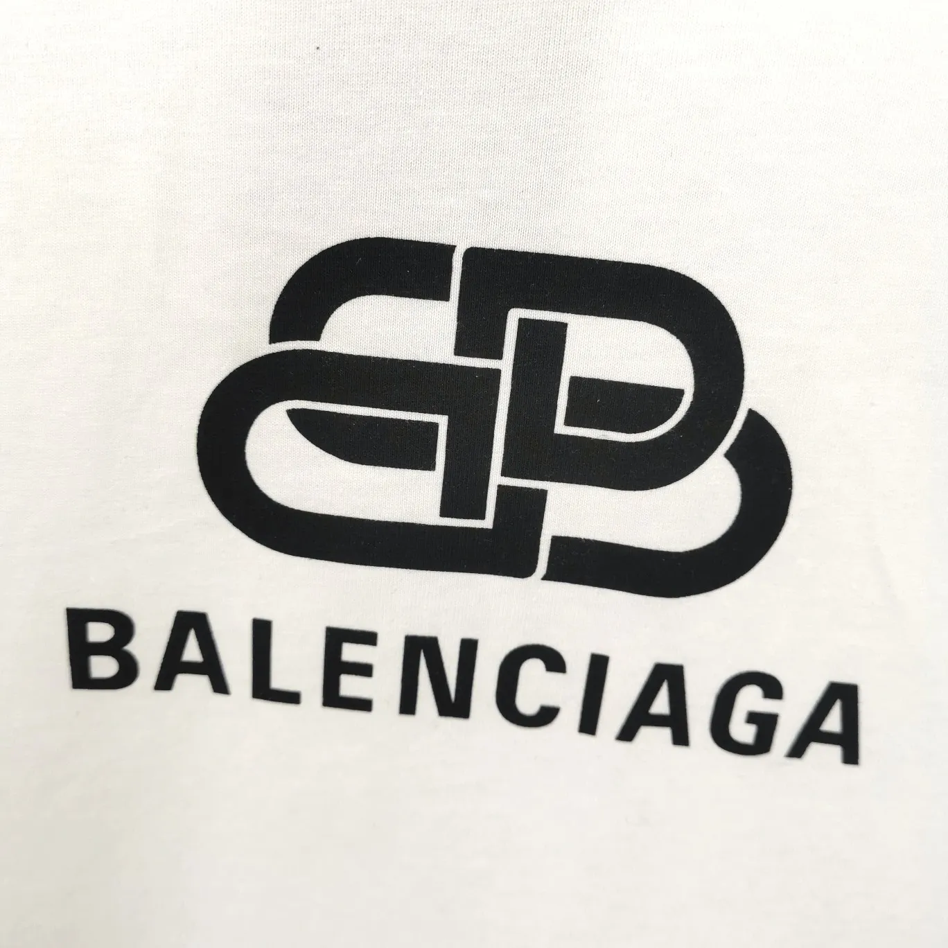 [New] Top tested version Balenciaga 21ss new lock buckle Unisex short-sleeved loose pure cotton BALENCIAGA short-sleeved T-shirt for couples Super classic style with good-looking colors Oversize version 260g Double yarn cotton top fabric [Little Red Book popular style | Highly recommended by ins style bloggers] Original model opening 1:1, all other colors are custom-woven and dyed (although everyone says so, but I guarantee it, and the threads are also dyed in the same vat) and there is no error with ZP.  Positioned cutting, high-quality wiring, original 1x1 thickened thread on the neckline, imported glue printing, black and gray colors are all silver, lock printing, repeated washing, not easy to crack! ! ! A full set of genuine one-to-one accessories, bag code marked. The numbers are all correct and identical.  Color: White Black Floral Gray Haze Blue Washed Black Size: XS-L P:240