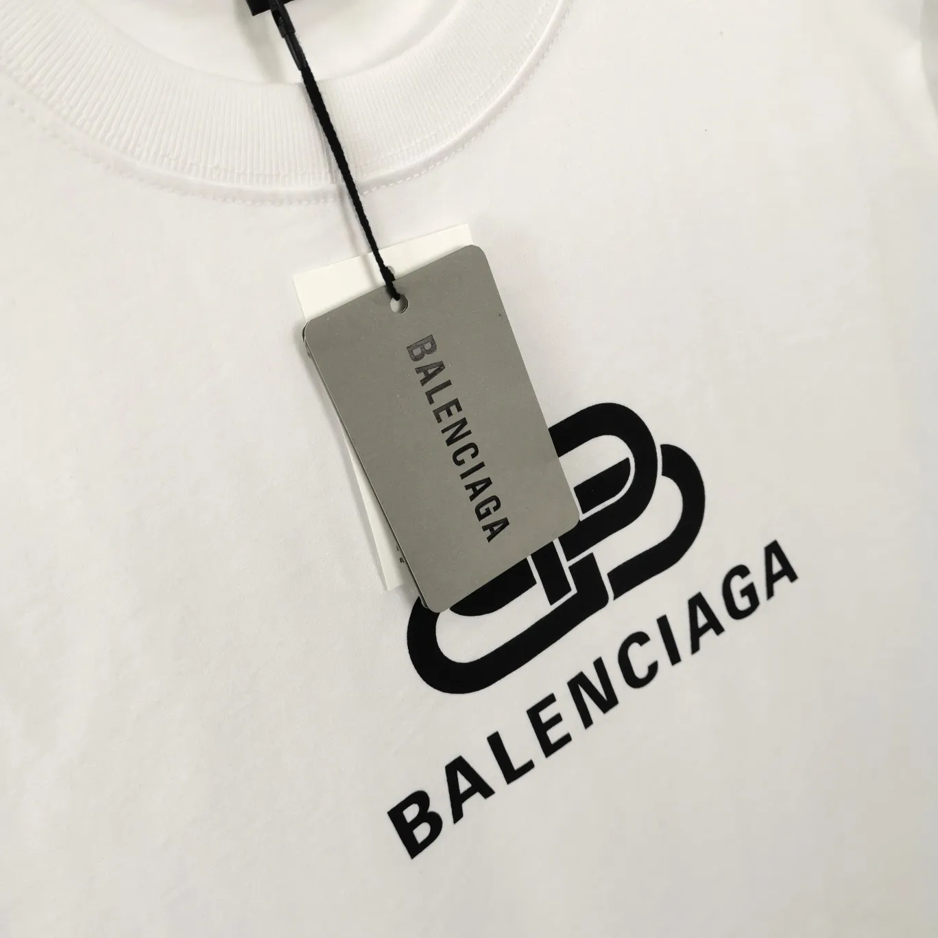 [New] Top tested version Balenciaga 21ss new lock buckle Unisex short-sleeved loose pure cotton BALENCIAGA short-sleeved T-shirt for couples Super classic style with good-looking colors Oversize version 260g Double yarn cotton top fabric [Little Red Book popular style | Highly recommended by ins style bloggers] Original model opening 1:1, all other colors are custom-woven and dyed (although everyone says so, but I guarantee it, and the threads are also dyed in the same vat) and there is no error with ZP.  Positioned cutting, high-quality wiring, original 1x1 thickened thread on the neckline, imported glue printing, black and gray colors are all silver, lock printing, repeated washing, not easy to crack! ! ! A full set of genuine one-to-one accessories, bag code marked. The numbers are all correct and identical.  Color: White Black Floral Gray Haze Blue Washed Black Size: XS-L P:240