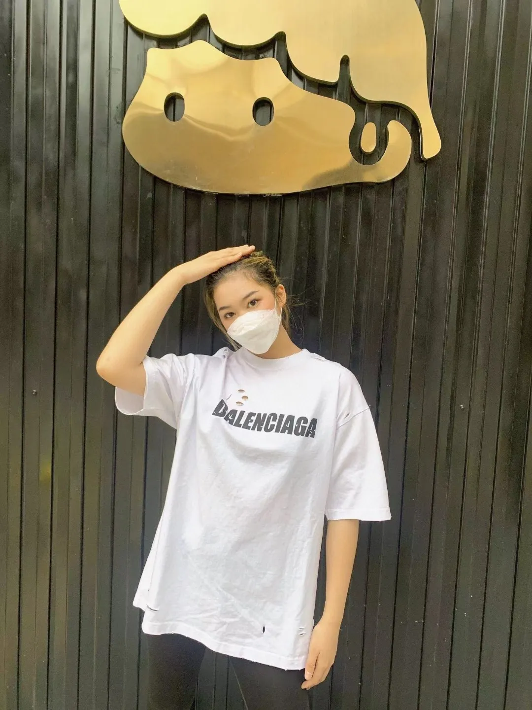 ♻️💯Reference model picture for the upper body❤The top tested version Balenciaga/BALENCIAGA chest crack print logo basic hole washed burst pattern male and female couple star same style pure cotton short-sleeved T-shirt custom-woven and dyed fabric, guaranteed to have no color difference with the genuine product, the collar thread is also dyed in the same vat. The holes on the neckline are manually rubbed, and the holes on the chest, front and back are all laser holes to ensure that the holes will not deform or wrinkle.  Made of 280g 24-count combed tightly siro-spun plain fabric, the front panel is printed with a glue-pulling effect, and imported transparent slurry is used to scrape the bottom to make the printing cracks feel even.  Color: Gray Red Blue Black White Size: XS-L P:260