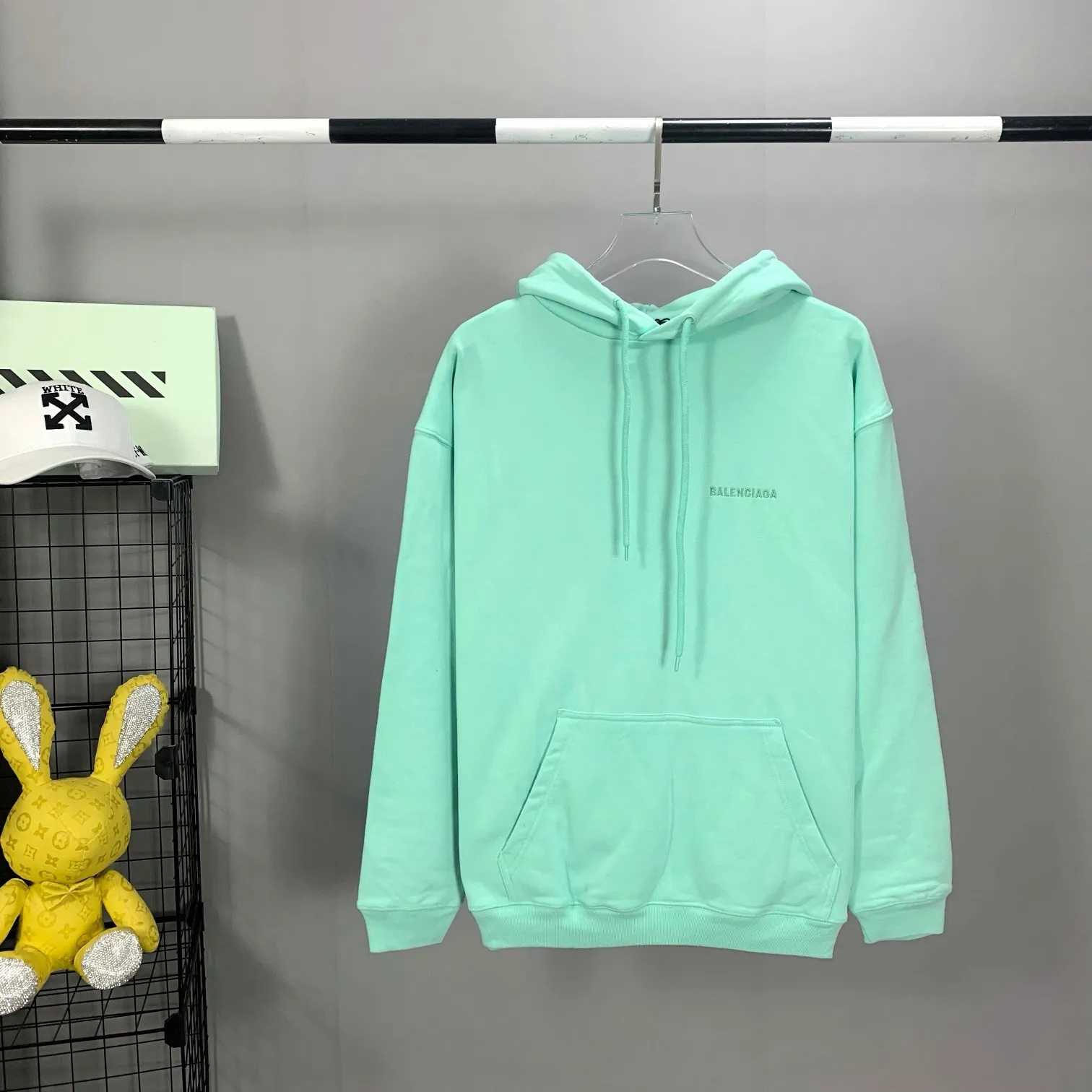 The top version of BALENCIAGA with large LOGO basic letters on the back, pure cotton loose, same style for male and female couples, high-end embroidered cotton hoodie, hooded sweatshirt. The god of simplicity in Paris, a volume sought after by many stars. Lisa’s favorite basic short-sleeved Paris style, which has a very high appearance rate. Wear alone, paired with jeans, shorts, and sweatpants, it's a versatile style. Xiaohongshu, a hot item on INS, a must-have for Paris fans.  Using Tajima embroidery technology imported from Japan, the printing looks very three-dimensional and full, with no threads. Regardless of the size, the front and back letters can be expressed perfectly! The fabric is made of 460g pure cotton combed terry fabric!  A complete set of customized tags, collar tags, washed, plastic bags, and most importantly, a complete set of bags, tag codes, and codes are all authentic.  Color: mint green dark brown Size: XS-L P:450
