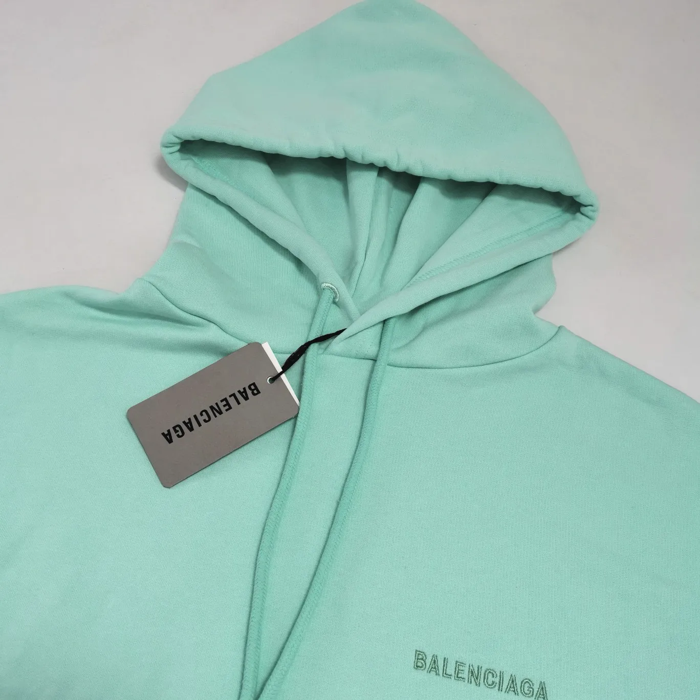 The top version of BALENCIAGA with large LOGO basic letters on the back, pure cotton loose, same style for male and female couples, high-end embroidered cotton hoodie, hooded sweatshirt. The god of simplicity in Paris, a volume sought after by many stars. Lisa’s favorite basic short-sleeved Paris style, which has a very high appearance rate. Wear alone, paired with jeans, shorts, and sweatpants, it's a versatile style. Xiaohongshu, a hot item on INS, a must-have for Paris fans.  Using Tajima embroidery technology imported from Japan, the printing looks very three-dimensional and full, with no threads. Regardless of the size, the front and back letters can be expressed perfectly! The fabric is made of 460g pure cotton combed terry fabric!  A complete set of customized tags, collar tags, washed, plastic bags, and most importantly, a complete set of bags, tag codes, and codes are all authentic.  Color: mint green dark brown Size: XS-L P:450