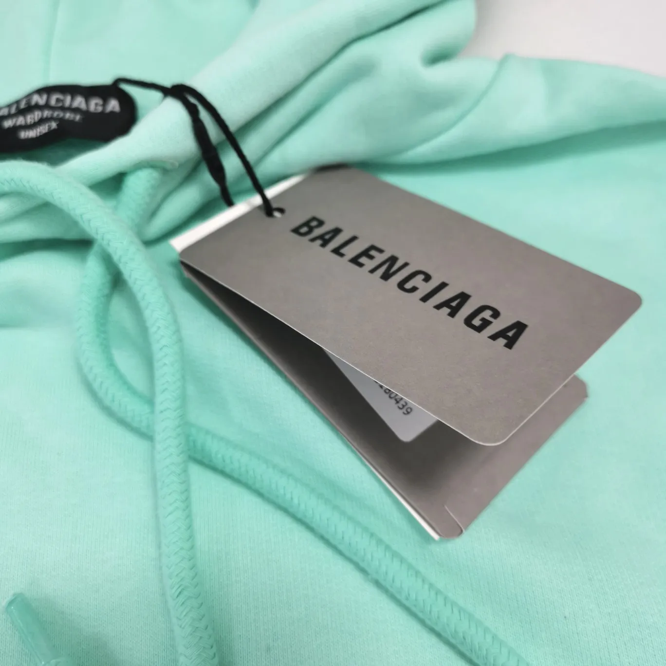 The top version of BALENCIAGA with large LOGO basic letters on the back, pure cotton loose, same style for male and female couples, high-end embroidered cotton hoodie, hooded sweatshirt. The god of simplicity in Paris, a volume sought after by many stars. Lisa’s favorite basic short-sleeved Paris style, which has a very high appearance rate. Wear alone, paired with jeans, shorts, and sweatpants, it's a versatile style. Xiaohongshu, a hot item on INS, a must-have for Paris fans.  Using Tajima embroidery technology imported from Japan, the printing looks very three-dimensional and full, with no threads. Regardless of the size, the front and back letters can be expressed perfectly! The fabric is made of 460g pure cotton combed terry fabric!  A complete set of customized tags, collar tags, washed, plastic bags, and most importantly, a complete set of bags, tag codes, and codes are all authentic.  Color: mint green dark brown Size: XS-L P:450