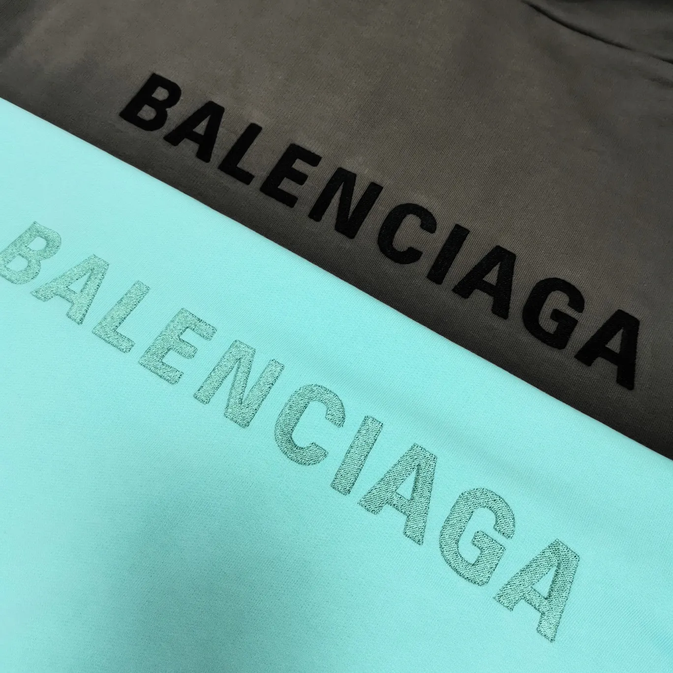 The top version of BALENCIAGA with large LOGO basic letters on the back, pure cotton loose, same style for male and female couples, high-end embroidered cotton hoodie, hooded sweatshirt. The god of simplicity in Paris, a volume sought after by many stars. Lisa’s favorite basic short-sleeved Paris style, which has a very high appearance rate. Wear alone, paired with jeans, shorts, and sweatpants, it's a versatile style. Xiaohongshu, a hot item on INS, a must-have for Paris fans.  Using Tajima embroidery technology imported from Japan, the printing looks very three-dimensional and full, with no threads. Regardless of the size, the front and back letters can be expressed perfectly! The fabric is made of 460g pure cotton combed terry fabric!  A complete set of customized tags, collar tags, washed, plastic bags, and most importantly, a complete set of bags, tag codes, and codes are all authentic.  Color: mint green dark brown Size: XS-L P:450