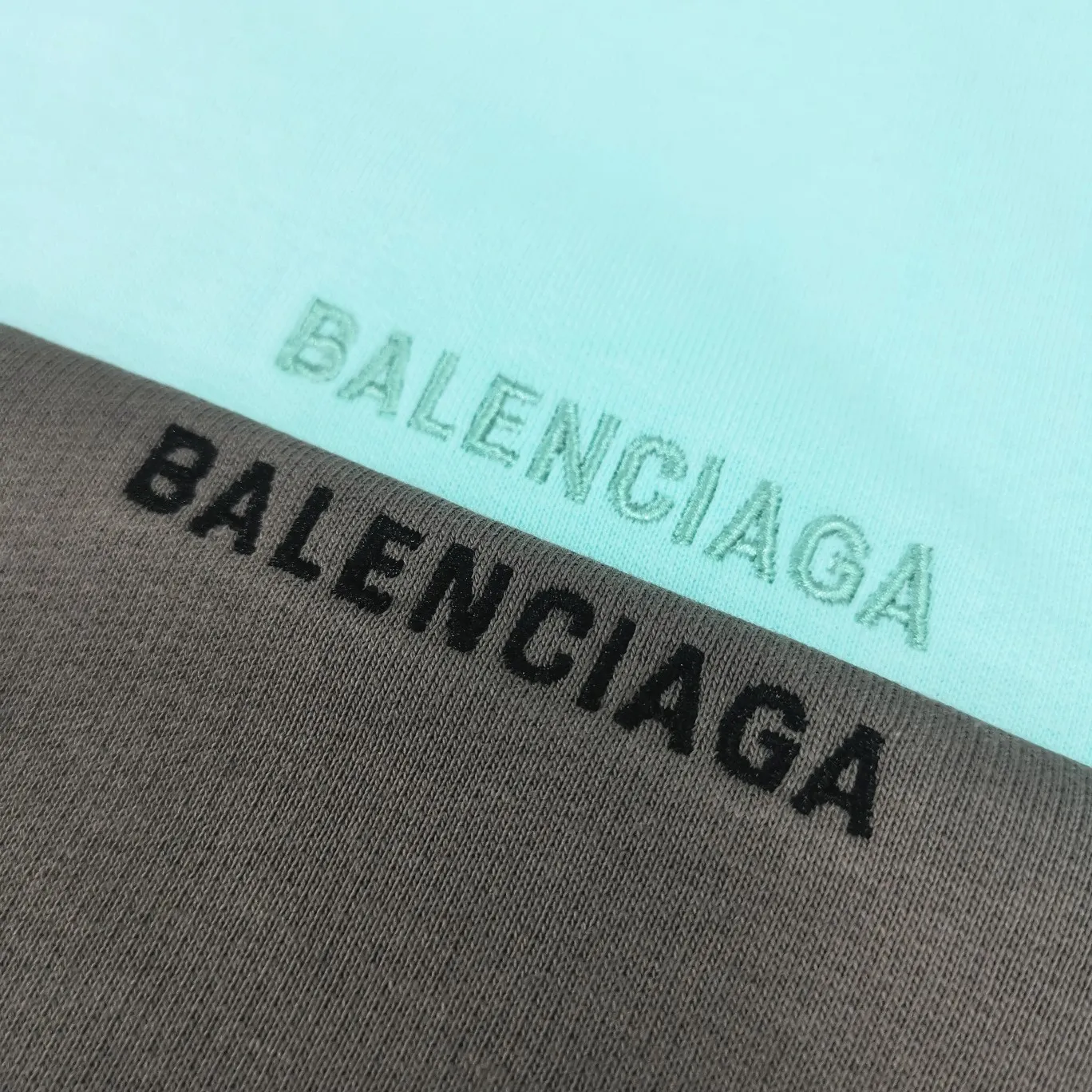 The top version of BALENCIAGA with large LOGO basic letters on the back, pure cotton loose, same style for male and female couples, high-end embroidered cotton hoodie, hooded sweatshirt. The god of simplicity in Paris, a volume sought after by many stars. Lisa’s favorite basic short-sleeved Paris style, which has a very high appearance rate. Wear alone, paired with jeans, shorts, and sweatpants, it's a versatile style. Xiaohongshu, a hot item on INS, a must-have for Paris fans.  Using Tajima embroidery technology imported from Japan, the printing looks very three-dimensional and full, with no threads. Regardless of the size, the front and back letters can be expressed perfectly! The fabric is made of 460g pure cotton combed terry fabric!  A complete set of customized tags, collar tags, washed, plastic bags, and most importantly, a complete set of bags, tag codes, and codes are all authentic.  Color: mint green dark brown Size: XS-L P:450