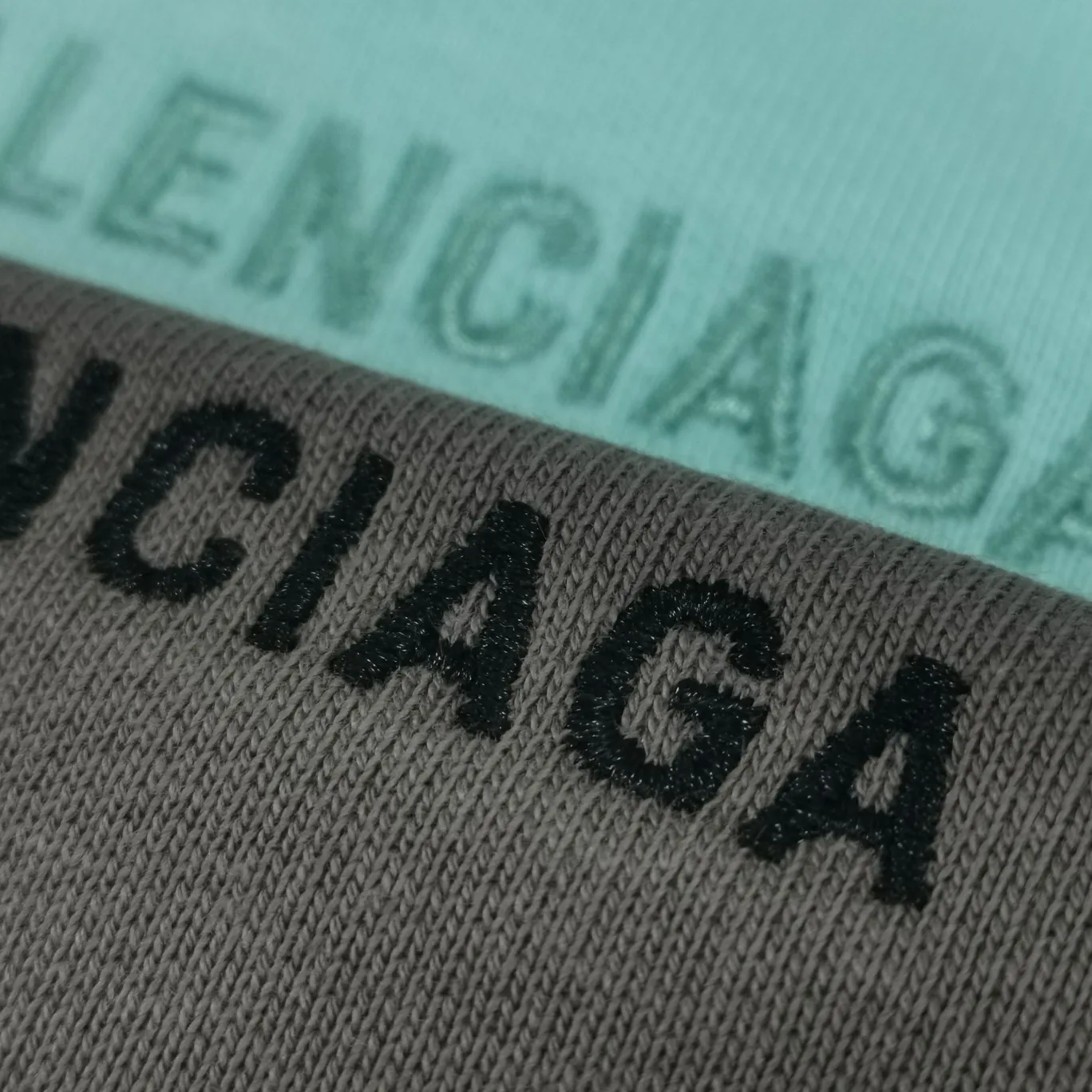 The top version of BALENCIAGA with large LOGO basic letters on the back, pure cotton loose, same style for male and female couples, high-end embroidered cotton hoodie, hooded sweatshirt. The god of simplicity in Paris, a volume sought after by many stars. Lisa’s favorite basic short-sleeved Paris style, which has a very high appearance rate. Wear alone, paired with jeans, shorts, and sweatpants, it's a versatile style. Xiaohongshu, a hot item on INS, a must-have for Paris fans.  Using Tajima embroidery technology imported from Japan, the printing looks very three-dimensional and full, with no threads. Regardless of the size, the front and back letters can be expressed perfectly! The fabric is made of 460g pure cotton combed terry fabric!  A complete set of customized tags, collar tags, washed, plastic bags, and most importantly, a complete set of bags, tag codes, and codes are all authentic.  Color: mint green dark brown Size: XS-L P:450