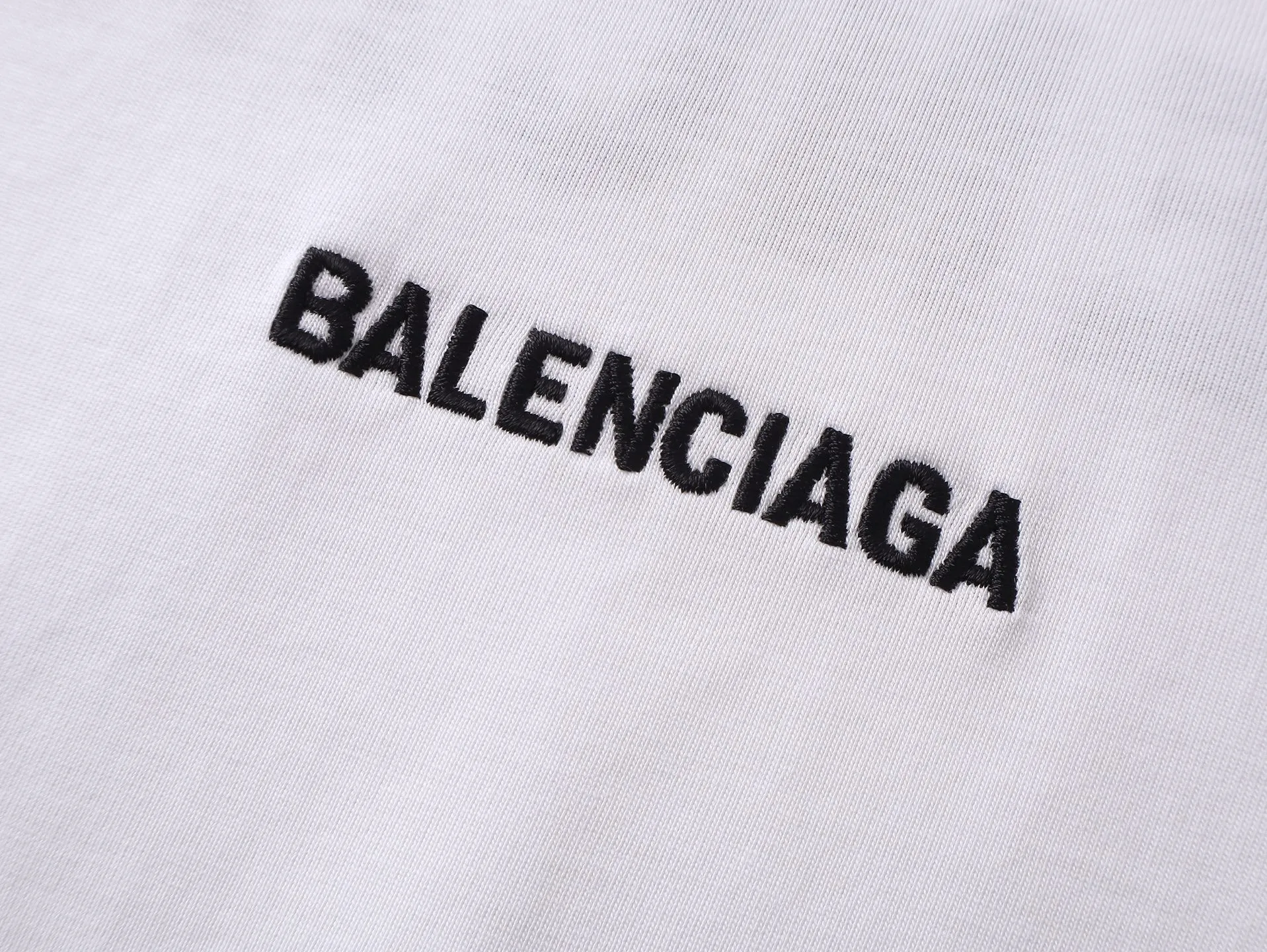🅿️166 real photos [Top version. Official website quality] BALENCI*GA/Paris #Classic style. Classic letter embroidered short-sleeved T-shirt on the front and back #2023 spring and summer brick cabinet synchronization.                       The fabric is made of Paris ZP custom-woven and dyed cotton double yarn, weighing 260 grams. The cloth surface is clean. The cloth pattern is clear, soft and comfortable. The threads are dyed with no color difference. The classic letters are embroidered with an imported embroidery machine. The letters are clear and the effect is three-dimensional, restoring the brick cabinet. The version adopts the OS loose shoulder style. Same style for men and women. Coding: BL223006 Color: smoke gray, purple, light green, peacock blue, black, rice coffee, gray green, white Size: XS S M L