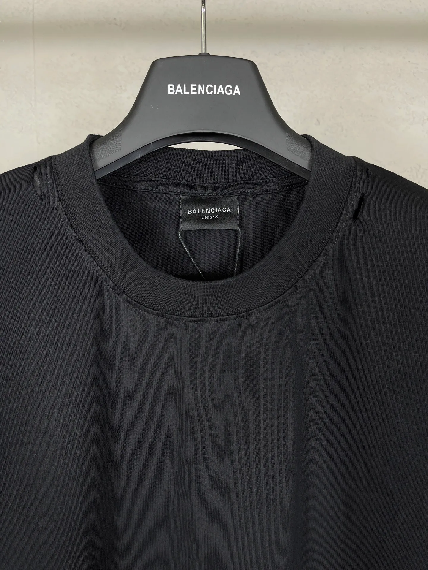 🅿️190 Detailed picture [Top version. Official website quality] BALENCI*GA/Paris. 25ss latest model. Art print on the back of Paris letters, ready-made washed and frayed short-sleeved T-shirt. Brick cabinet synchronization. The fabric is made of Paris ZP custom-woven and dyed 100% cotton double yarn compact cotton. The weight is 260 grams, the cloth surface is clean. The cloth pattern is clear, soft and comfortable, and the thread is dyed with no color difference. The classic pattern is printed using environmentally friendly imported materials, with clear letters and a three-dimensional effect. Restored brick cabinet. The garments were washed and aged, and polished by many hands. Produced by ultra-heavy craftsmanship, the market currency is very different, welcome to compare. The version adopts OS loose shoulder design. The same style for men and women. Coding: BL253706 Color: white, black Size: XS S M L