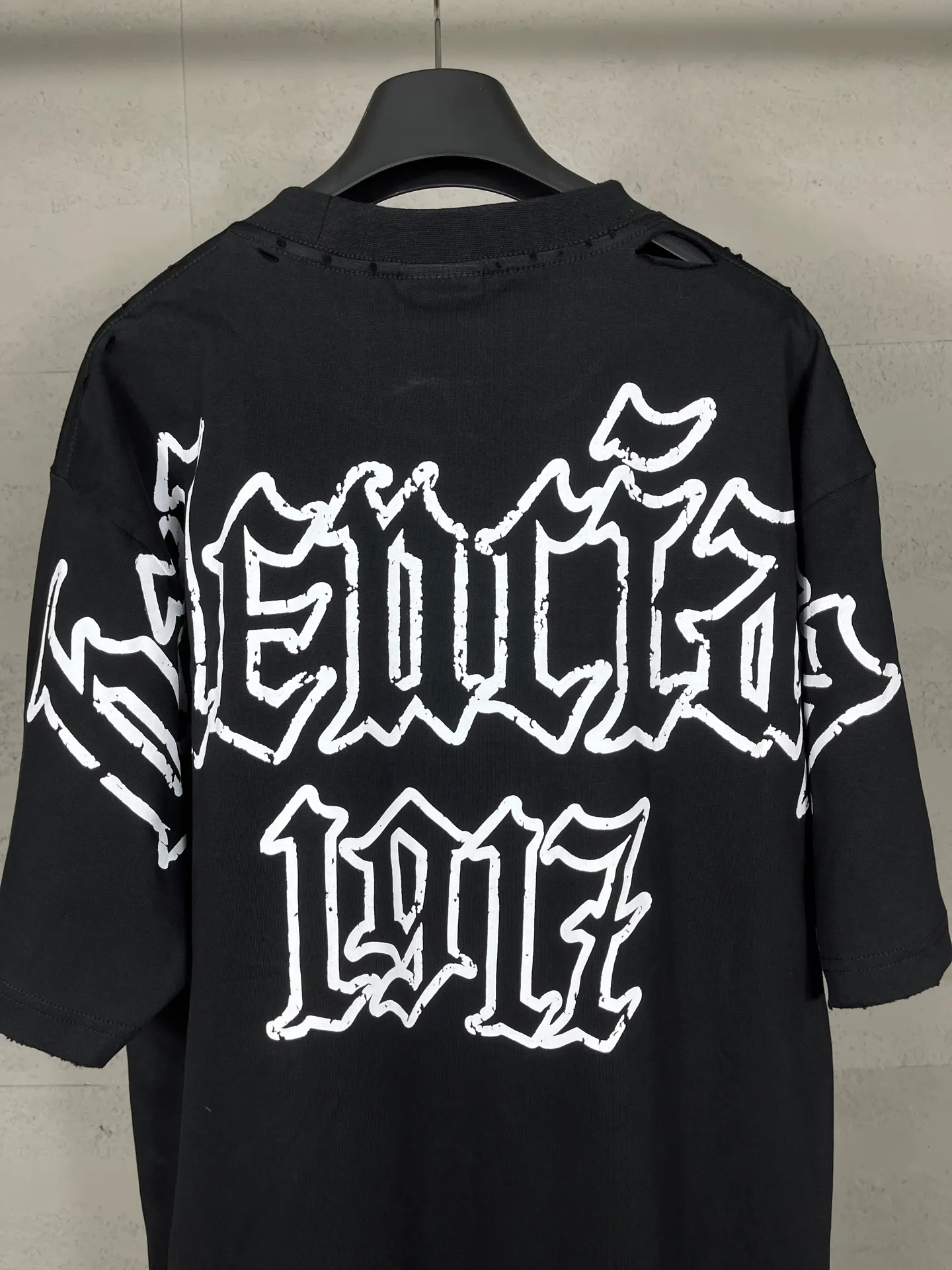 🅿️190 Detailed picture [Top version. Official website quality] BALENCI*GA/Paris. 25ss latest model. Art print on the back of Paris letters, ready-made washed and frayed short-sleeved T-shirt. Brick cabinet synchronization. The fabric is made of Paris ZP custom-woven and dyed 100% cotton double yarn compact cotton. The weight is 260 grams, the cloth surface is clean. The cloth pattern is clear, soft and comfortable, and the thread is dyed with no color difference. The classic pattern is printed using environmentally friendly imported materials, with clear letters and a three-dimensional effect. Restored brick cabinet. The garments were washed and aged, and polished by many hands. Produced by ultra-heavy craftsmanship, the market currency is very different, welcome to compare. The version adopts OS loose shoulder design. The same style for men and women. Coding: BL253706 Color: white, black Size: XS S M L
