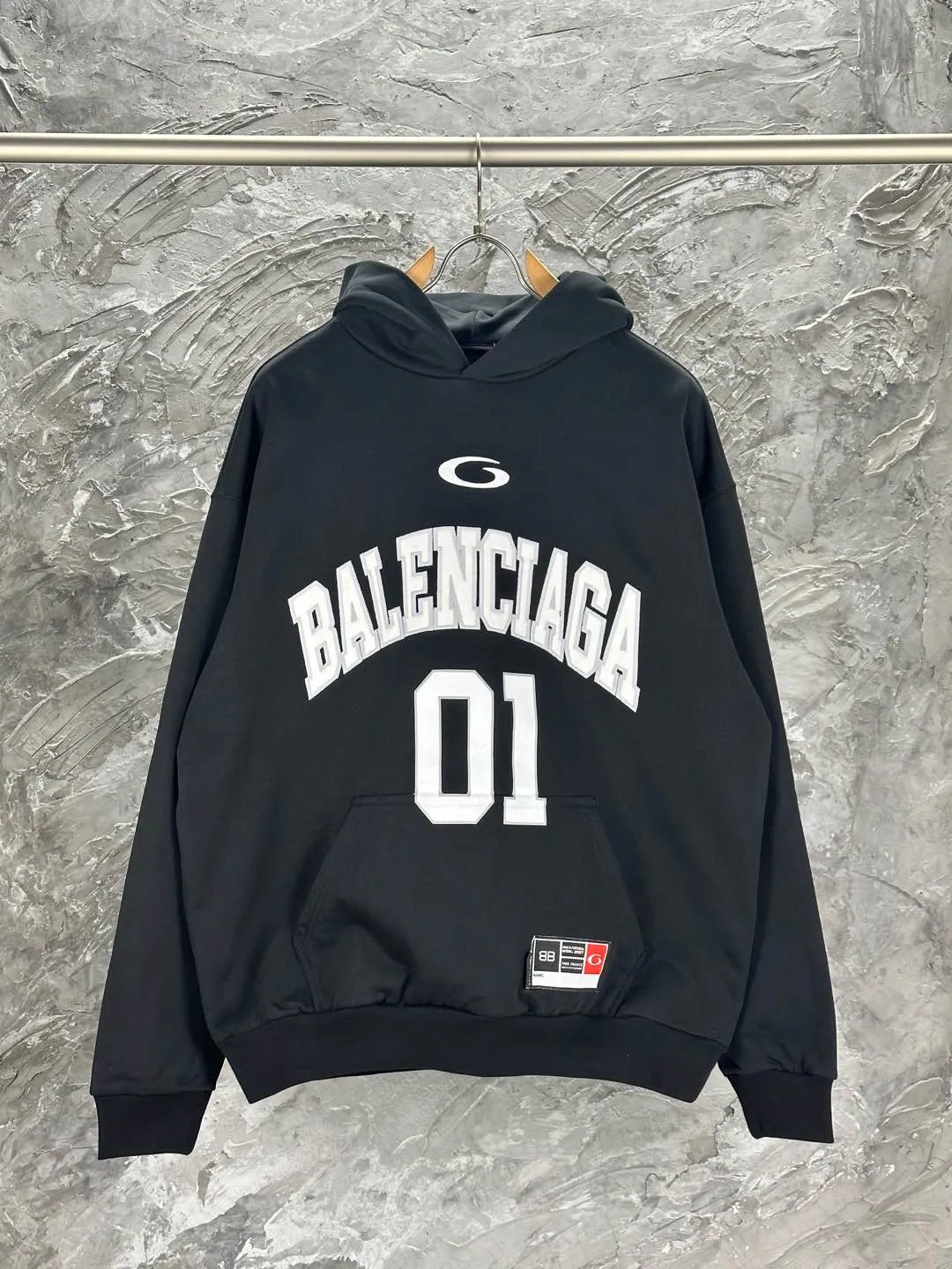 🅿️380 BALENCI*GA Paris' latest basketball jersey embroidered printed hooded long-sleeved sweatshirt. The front embroidery is embroidered and printed with a Tajima computer embroidery machine. The car seal is printed on the lower left corner and the back panel is printed. The effect is three-dimensional. Exclusively woven and dyed 460g fabric. Threads are dyed in the same cylinder with zero color difference. Brick cabinet synchronization. Welcome to compare. Same style for men and women -Color: black purple -SIZE: Xs S M L Style number 8956#