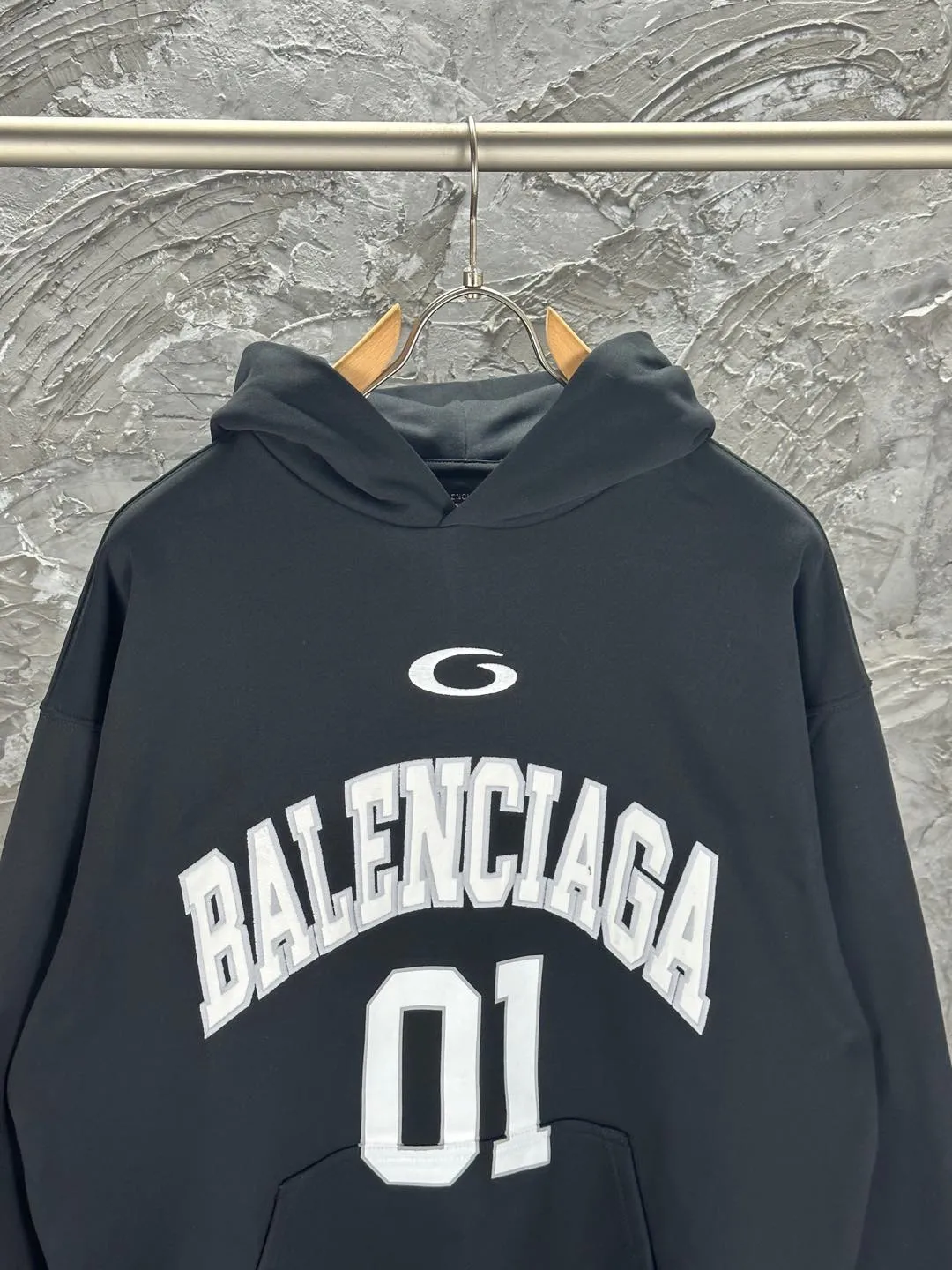🅿️380 BALENCI*GA Paris' latest basketball jersey embroidered printed hooded long-sleeved sweatshirt. The front embroidery is embroidered and printed with a Tajima computer embroidery machine. The car seal is printed on the lower left corner and the back panel is printed. The effect is three-dimensional. Exclusively woven and dyed 460g fabric. Threads are dyed in the same cylinder with zero color difference. Brick cabinet synchronization. Welcome to compare. Same style for men and women -Color: black purple -SIZE: Xs S M L Style number 8956#