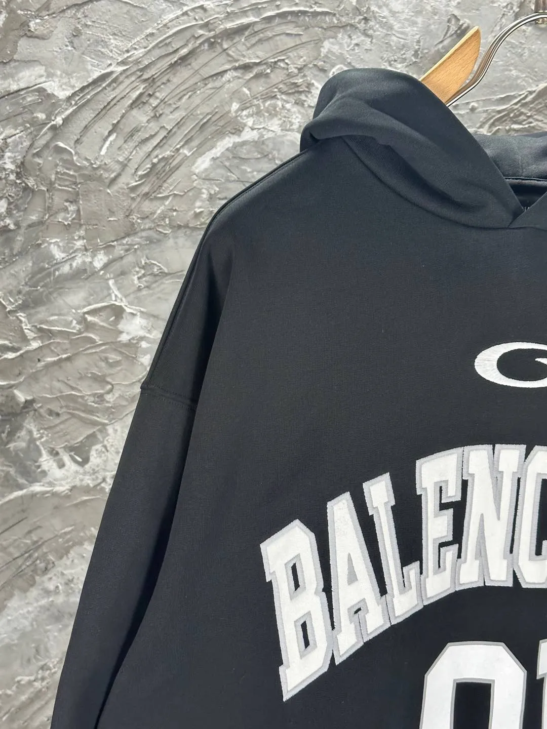 🅿️380 BALENCI*GA Paris' latest basketball jersey embroidered printed hooded long-sleeved sweatshirt. The front embroidery is embroidered and printed with a Tajima computer embroidery machine. The car seal is printed on the lower left corner and the back panel is printed. The effect is three-dimensional. Exclusively woven and dyed 460g fabric. Threads are dyed in the same cylinder with zero color difference. Brick cabinet synchronization. Welcome to compare. Same style for men and women -Color: black purple -SIZE: Xs S M L Style number 8956#