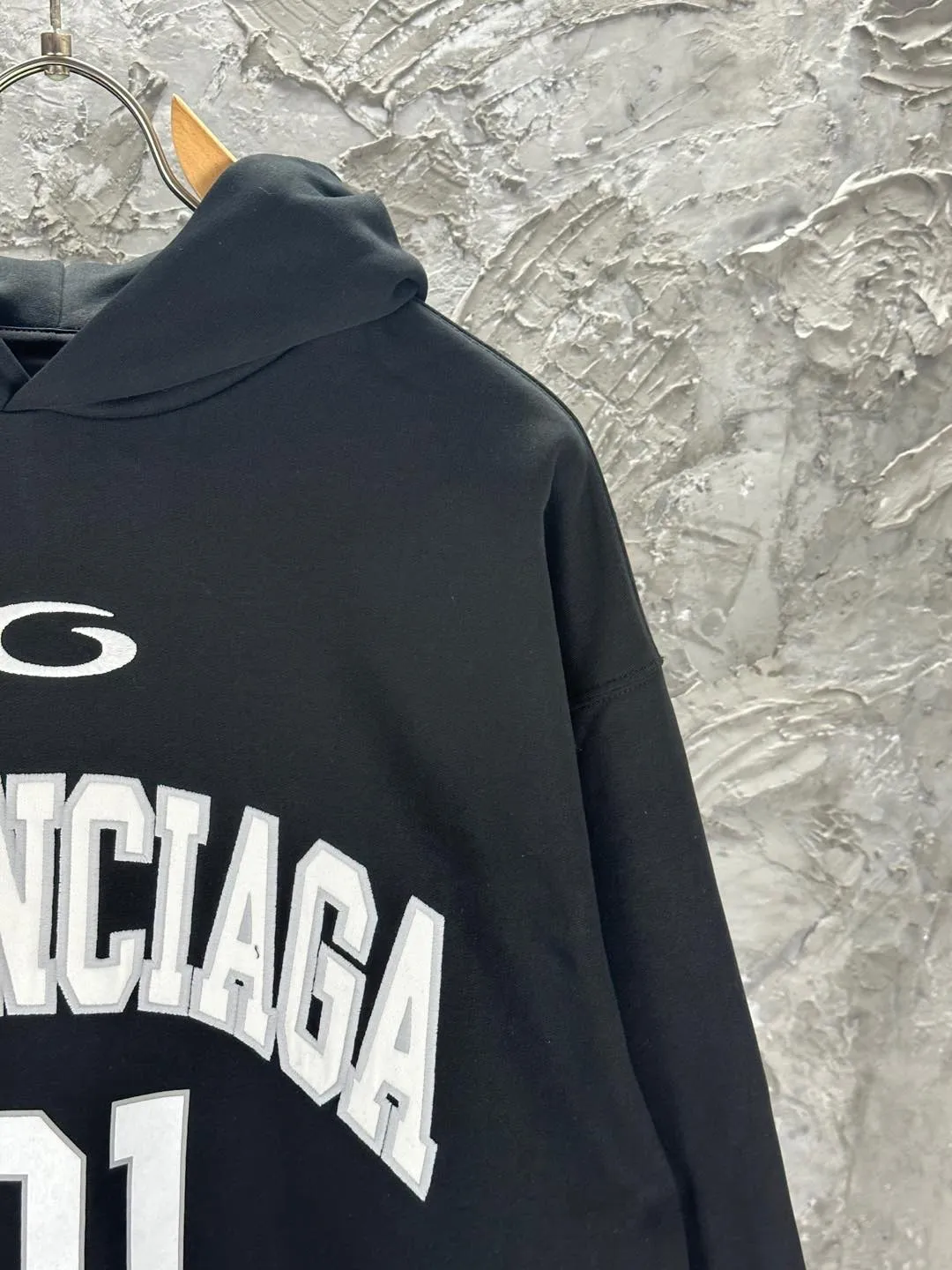 🅿️380 BALENCI*GA Paris' latest basketball jersey embroidered printed hooded long-sleeved sweatshirt. The front embroidery is embroidered and printed with a Tajima computer embroidery machine. The car seal is printed on the lower left corner and the back panel is printed. The effect is three-dimensional. Exclusively woven and dyed 460g fabric. Threads are dyed in the same cylinder with zero color difference. Brick cabinet synchronization. Welcome to compare. Same style for men and women -Color: black purple -SIZE: Xs S M L Style number 8956#