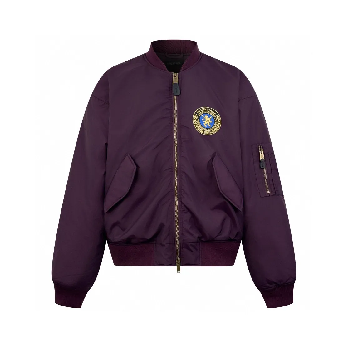 🅿️630 [Exclusive Supply] BLCG Lion Logo Badge Patch Bomber Jacket (Purple) Original purchase and development for 24,500. The fabric is made of custom-made dense-pore cold-pressed fiber nylon cloth and velvet cloud cotton sheet inside. It is full of texture, thick and solid. Every inch contains heavy warmth. The warm light of burgundy purple is the main tone. It is flamboyant but restrained. The slightly dropped shoulder silhouette accommodates the body shape. The gilt lion emblem patch is embellished on the chest, continuing the identity function of the badge. It is a silent statement when worn on the body. The lining and padding design highlight the wrapping effect and cleverly combines the warmth of cotton clothing with the aesthetics of life. In the name of design, it leads the trend and adopts imported machine embroidery technology. Using advanced computer control systems and sophisticated mechanical components, the Paris lion emblem patch embroidery operation is performed with high precision, smooth and delicate lines, and pure manual disassembly process. After completing the initial combination of the lining cloth and the cotton piece, the craftsman will make further adjustments and disassembly in the water. The lining cloth and the cotton piece can achieve a perfect combination, making the lining cloth and the cotton piece more closely combined. It is beautiful and neat, and the template machine opens the bag. The preset template guides the position, shape and size of the bag opening. The accuracy ensures the quality of the bag opening effect. Size:44-46-48-50