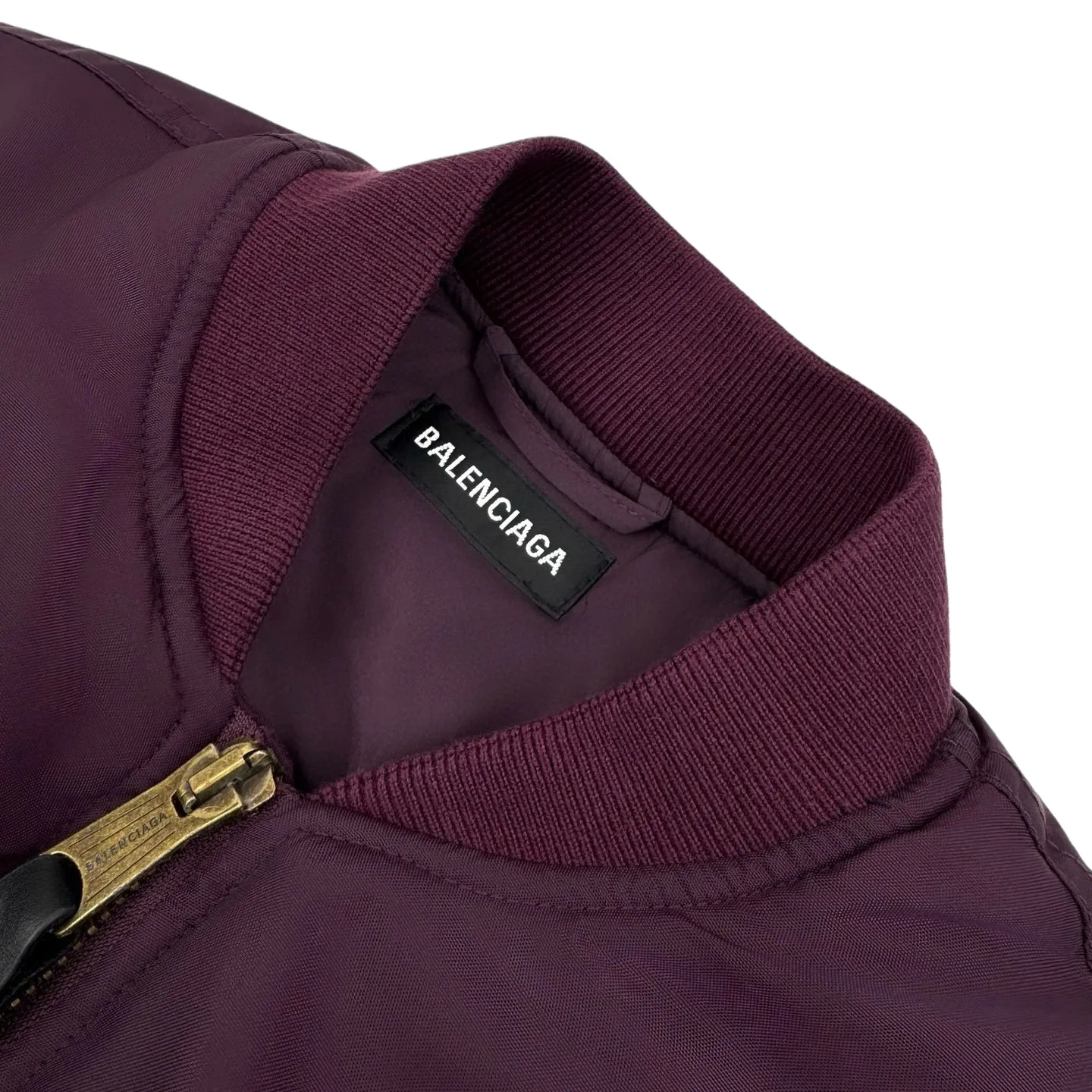 🅿️630 [Exclusive Supply] BLCG Lion Logo Badge Patch Bomber Jacket (Purple) Original purchase and development for 24,500. The fabric is made of custom-made dense-pore cold-pressed fiber nylon cloth and velvet cloud cotton sheet inside. It is full of texture, thick and solid. Every inch contains heavy warmth. The warm light of burgundy purple is the main tone. It is flamboyant but restrained. The slightly dropped shoulder silhouette accommodates the body shape. The gilt lion emblem patch is embellished on the chest, continuing the identity function of the badge. It is a silent statement when worn on the body. The lining and padding design highlight the wrapping effect and cleverly combines the warmth of cotton clothing with the aesthetics of life. In the name of design, it leads the trend and adopts imported machine embroidery technology. Using advanced computer control systems and sophisticated mechanical components, the Paris lion emblem patch embroidery operation is performed with high precision, smooth and delicate lines, and pure manual disassembly process. After completing the initial combination of the lining cloth and the cotton piece, the craftsman will make further adjustments and disassembly in the water. The lining cloth and the cotton piece can achieve a perfect combination, making the lining cloth and the cotton piece more closely combined. It is beautiful and neat, and the template machine opens the bag. The preset template guides the position, shape and size of the bag opening. The accuracy ensures the quality of the bag opening effect. Size:44-46-48-50