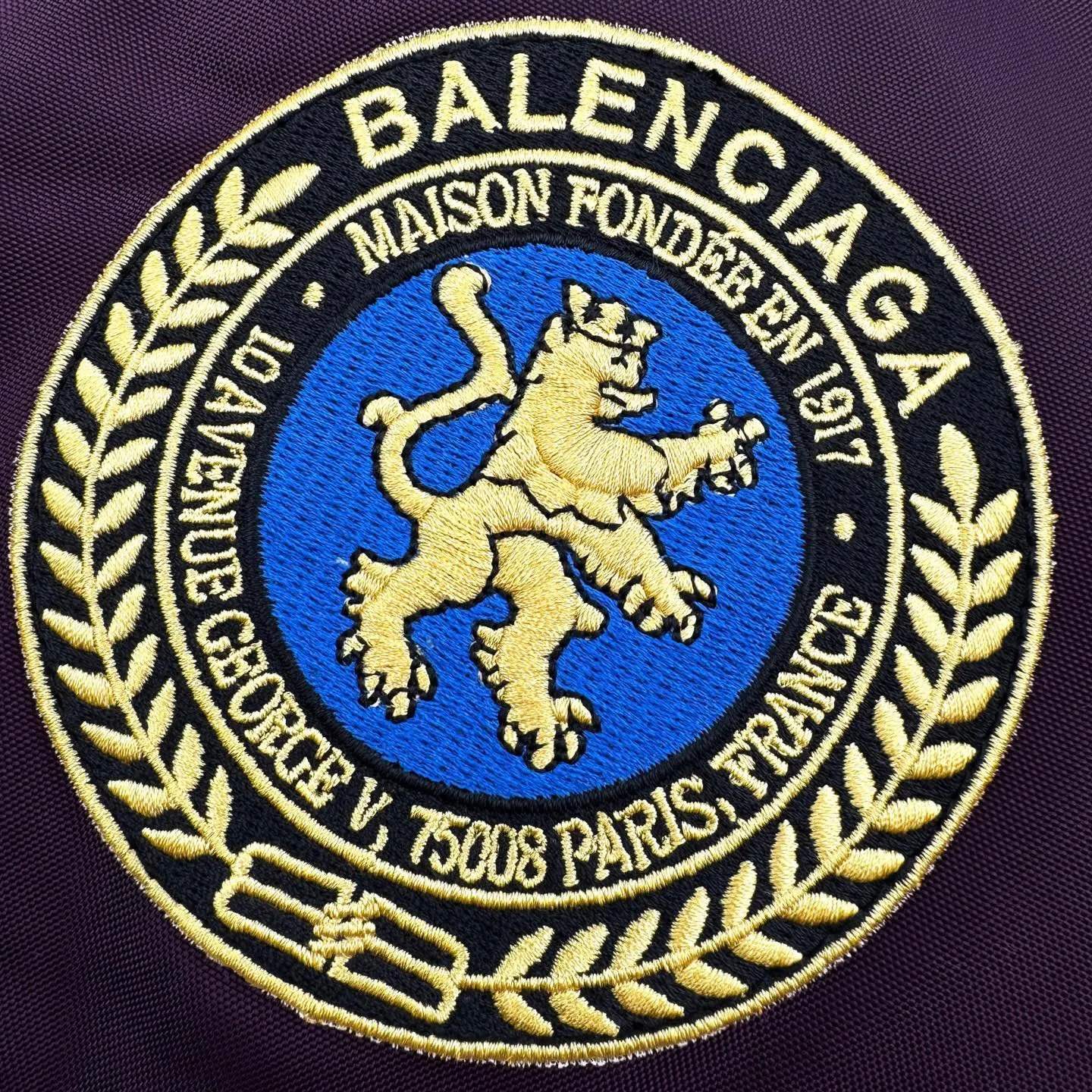 🅿️630 [Exclusive Supply] BLCG Lion Logo Badge Patch Bomber Jacket (Purple) Original purchase and development for 24,500. The fabric is made of custom-made dense-pore cold-pressed fiber nylon cloth and velvet cloud cotton sheet inside. It is full of texture, thick and solid. Every inch contains heavy warmth. The warm light of burgundy purple is the main tone. It is flamboyant but restrained. The slightly dropped shoulder silhouette accommodates the body shape. The gilt lion emblem patch is embellished on the chest, continuing the identity function of the badge. It is a silent statement when worn on the body. The lining and padding design highlight the wrapping effect and cleverly combines the warmth of cotton clothing with the aesthetics of life. In the name of design, it leads the trend and adopts imported machine embroidery technology. Using advanced computer control systems and sophisticated mechanical components, the Paris lion emblem patch embroidery operation is performed with high precision, smooth and delicate lines, and pure manual disassembly process. After completing the initial combination of the lining cloth and the cotton piece, the craftsman will make further adjustments and disassembly in the water. The lining cloth and the cotton piece can achieve a perfect combination, making the lining cloth and the cotton piece more closely combined. It is beautiful and neat, and the template machine opens the bag. The preset template guides the position, shape and size of the bag opening. The accuracy ensures the quality of the bag opening effect. Size:44-46-48-50