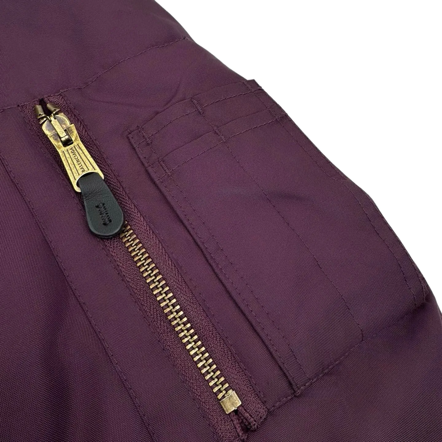 🅿️630 [Exclusive Supply] BLCG Lion Logo Badge Patch Bomber Jacket (Purple) Original purchase and development for 24,500. The fabric is made of custom-made dense-pore cold-pressed fiber nylon cloth and velvet cloud cotton sheet inside. It is full of texture, thick and solid. Every inch contains heavy warmth. The warm light of burgundy purple is the main tone. It is flamboyant but restrained. The slightly dropped shoulder silhouette accommodates the body shape. The gilt lion emblem patch is embellished on the chest, continuing the identity function of the badge. It is a silent statement when worn on the body. The lining and padding design highlight the wrapping effect and cleverly combines the warmth of cotton clothing with the aesthetics of life. In the name of design, it leads the trend and adopts imported machine embroidery technology. Using advanced computer control systems and sophisticated mechanical components, the Paris lion emblem patch embroidery operation is performed with high precision, smooth and delicate lines, and pure manual disassembly process. After completing the initial combination of the lining cloth and the cotton piece, the craftsman will make further adjustments and disassembly in the water. The lining cloth and the cotton piece can achieve a perfect combination, making the lining cloth and the cotton piece more closely combined. It is beautiful and neat, and the template machine opens the bag. The preset template guides the position, shape and size of the bag opening. The accuracy ensures the quality of the bag opening effect. Size:44-46-48-50