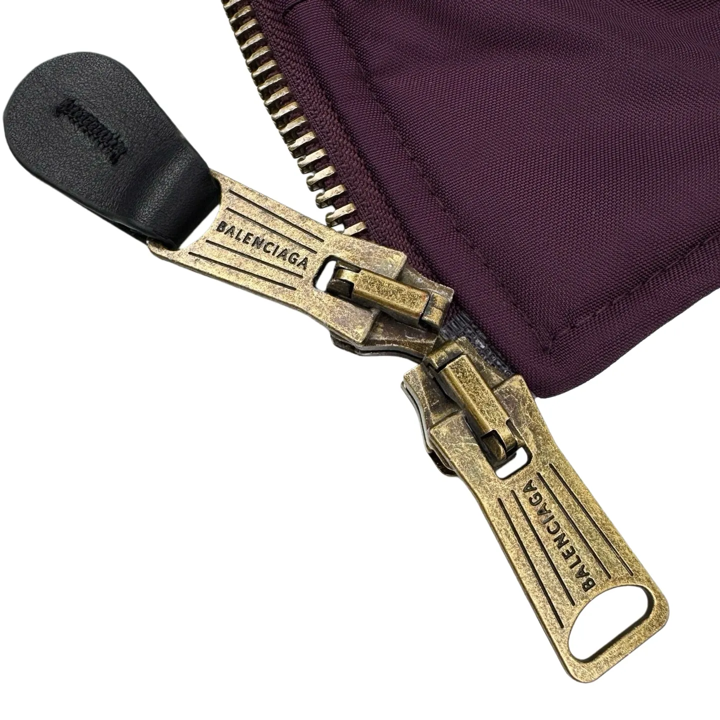 🅿️630 [Exclusive Supply] BLCG Lion Logo Badge Patch Bomber Jacket (Purple) Original purchase and development for 24,500. The fabric is made of custom-made dense-pore cold-pressed fiber nylon cloth and velvet cloud cotton sheet inside. It is full of texture, thick and solid. Every inch contains heavy warmth. The warm light of burgundy purple is the main tone. It is flamboyant but restrained. The slightly dropped shoulder silhouette accommodates the body shape. The gilt lion emblem patch is embellished on the chest, continuing the identity function of the badge. It is a silent statement when worn on the body. The lining and padding design highlight the wrapping effect and cleverly combines the warmth of cotton clothing with the aesthetics of life. In the name of design, it leads the trend and adopts imported machine embroidery technology. Using advanced computer control systems and sophisticated mechanical components, the Paris lion emblem patch embroidery operation is performed with high precision, smooth and delicate lines, and pure manual disassembly process. After completing the initial combination of the lining cloth and the cotton piece, the craftsman will make further adjustments and disassembly in the water. The lining cloth and the cotton piece can achieve a perfect combination, making the lining cloth and the cotton piece more closely combined. It is beautiful and neat, and the template machine opens the bag. The preset template guides the position, shape and size of the bag opening. The accuracy ensures the quality of the bag opening effect. Size:44-46-48-50