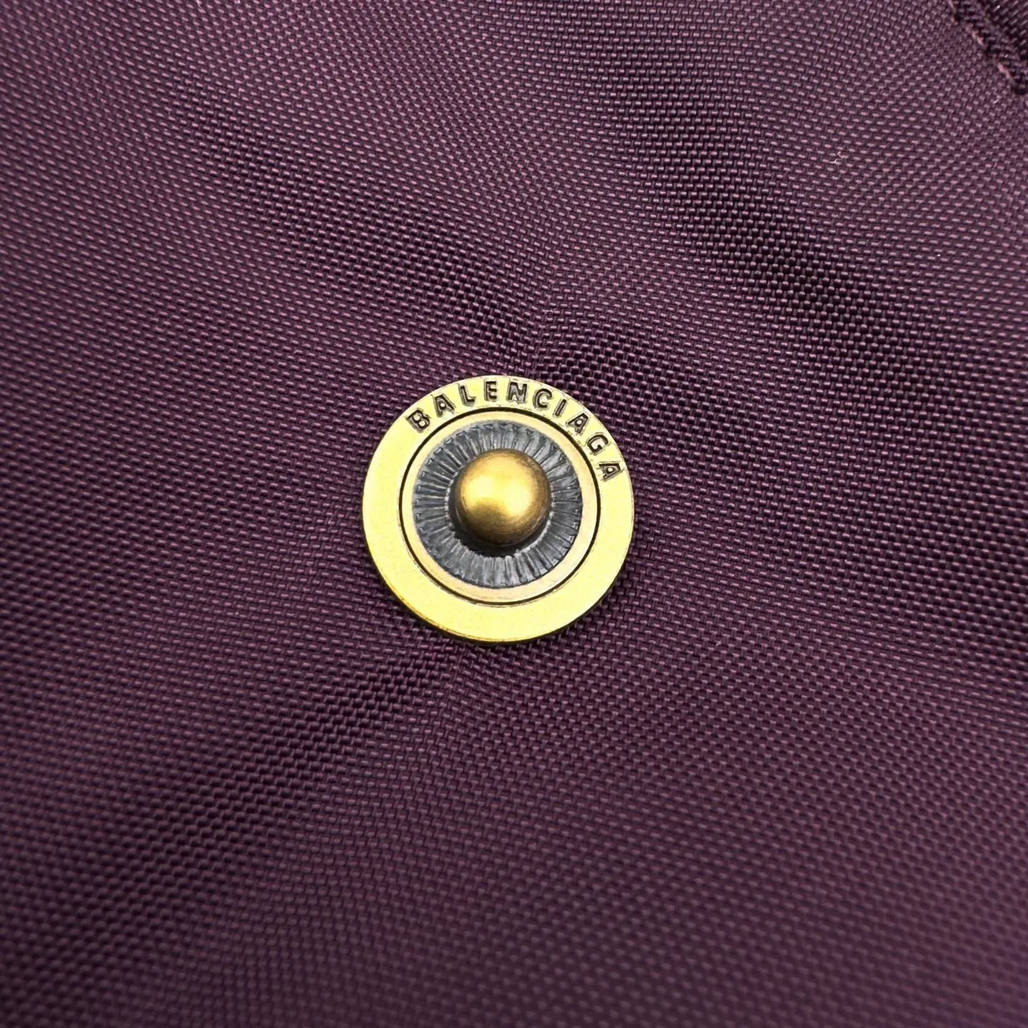 🅿️630 [Exclusive Supply] BLCG Lion Logo Badge Patch Bomber Jacket (Purple) Original purchase and development for 24,500. The fabric is made of custom-made dense-pore cold-pressed fiber nylon cloth and velvet cloud cotton sheet inside. It is full of texture, thick and solid. Every inch contains heavy warmth. The warm light of burgundy purple is the main tone. It is flamboyant but restrained. The slightly dropped shoulder silhouette accommodates the body shape. The gilt lion emblem patch is embellished on the chest, continuing the identity function of the badge. It is a silent statement when worn on the body. The lining and padding design highlight the wrapping effect and cleverly combines the warmth of cotton clothing with the aesthetics of life. In the name of design, it leads the trend and adopts imported machine embroidery technology. Using advanced computer control systems and sophisticated mechanical components, the Paris lion emblem patch embroidery operation is performed with high precision, smooth and delicate lines, and pure manual disassembly process. After completing the initial combination of the lining cloth and the cotton piece, the craftsman will make further adjustments and disassembly in the water. The lining cloth and the cotton piece can achieve a perfect combination, making the lining cloth and the cotton piece more closely combined. It is beautiful and neat, and the template machine opens the bag. The preset template guides the position, shape and size of the bag opening. The accuracy ensures the quality of the bag opening effect. Size:44-46-48-50