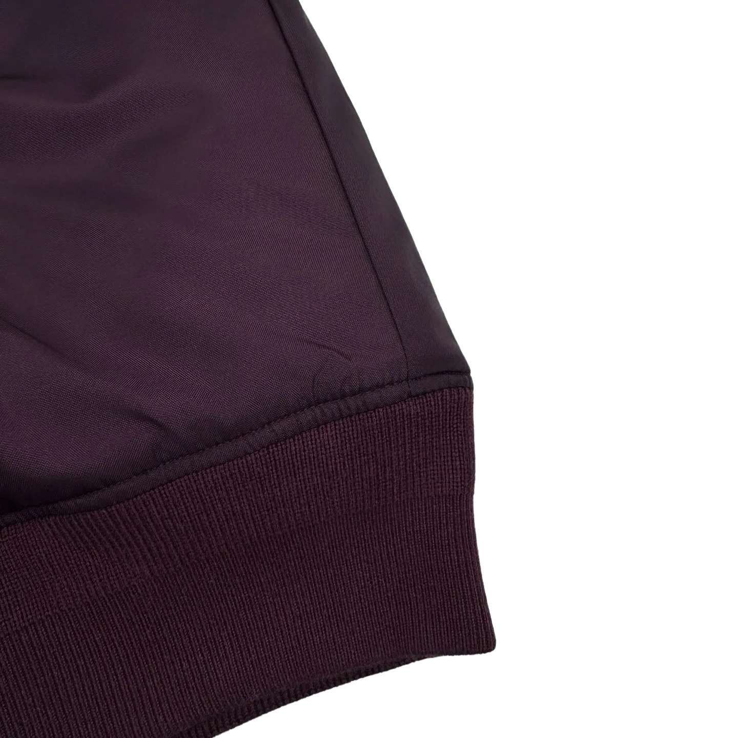 🅿️630 [Exclusive Supply] BLCG Lion Logo Badge Patch Bomber Jacket (Purple) Original purchase and development for 24,500. The fabric is made of custom-made dense-pore cold-pressed fiber nylon cloth and velvet cloud cotton sheet inside. It is full of texture, thick and solid. Every inch contains heavy warmth. The warm light of burgundy purple is the main tone. It is flamboyant but restrained. The slightly dropped shoulder silhouette accommodates the body shape. The gilt lion emblem patch is embellished on the chest, continuing the identity function of the badge. It is a silent statement when worn on the body. The lining and padding design highlight the wrapping effect and cleverly combines the warmth of cotton clothing with the aesthetics of life. In the name of design, it leads the trend and adopts imported machine embroidery technology. Using advanced computer control systems and sophisticated mechanical components, the Paris lion emblem patch embroidery operation is performed with high precision, smooth and delicate lines, and pure manual disassembly process. After completing the initial combination of the lining cloth and the cotton piece, the craftsman will make further adjustments and disassembly in the water. The lining cloth and the cotton piece can achieve a perfect combination, making the lining cloth and the cotton piece more closely combined. It is beautiful and neat, and the template machine opens the bag. The preset template guides the position, shape and size of the bag opening. The accuracy ensures the quality of the bag opening effect. Size:44-46-48-50
