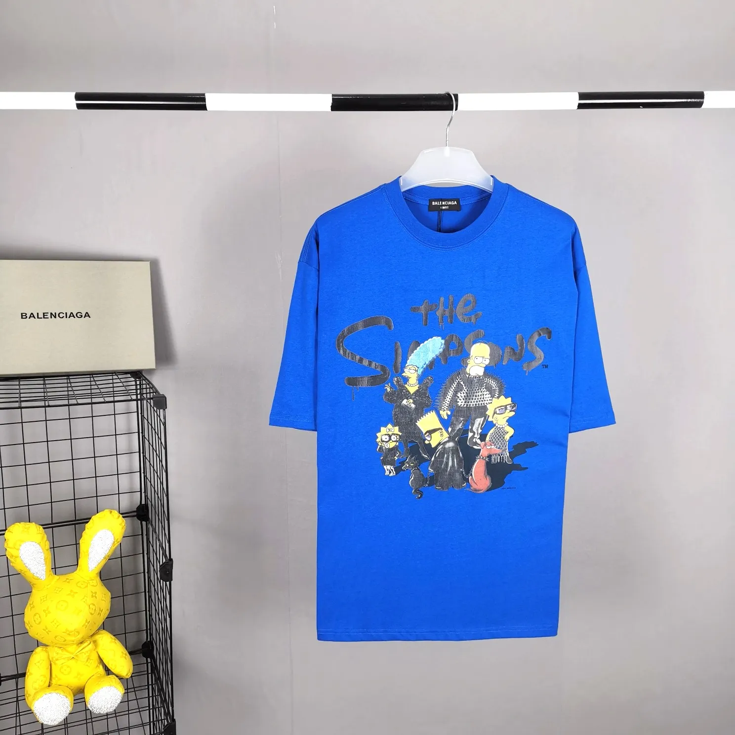The new top-notch proven version, Balenciaga BALENCIAGA The Simpsons cartoon pattern burst pattern pure cotton loose loose short-sleeved T-shirt for men and women couples, the process uses Kangli printing cracking effect. The front panel printing glue bursting effect uses imported transparent slurry to scrape the bottom to make the printing bursting feel uniform. (PS: If this process is missing, the printing will easily fall off in large areas after cracking.) The embroidery at the hem uses a Tajima embroidery machine imported from Japan, which makes the size and spacing of the letters even, and the hollows of the letters will not be filled. Precise craftsmanship, full of details. The fabric is made of 24S 260g double yarn cotton fabric, brand new, washed, and labeled. Genuine products are consistent and synchronized, and coded authentic products are consistent and synchronized. Top tested version, accurate and flawless.  Color: Black White Yellow Blue Size: XS-L P:260