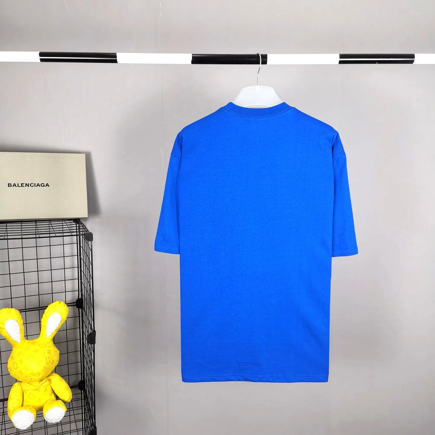 The new top-notch proven version, Balenciaga BALENCIAGA The Simpsons cartoon pattern burst pattern pure cotton loose loose short-sleeved T-shirt for men and women couples, the process uses Kangli printing cracking effect. The front panel printing glue bursting effect uses imported transparent slurry to scrape the bottom to make the printing bursting feel uniform. (PS: If this process is missing, the printing will easily fall off in large areas after cracking.) The embroidery at the hem uses a Tajima embroidery machine imported from Japan, which makes the size and spacing of the letters even, and the hollows of the letters will not be filled. Precise craftsmanship, full of details. The fabric is made of 24S 260g double yarn cotton fabric, brand new, washed, and labeled. Genuine products are consistent and synchronized, and coded authentic products are consistent and synchronized. Top tested version, accurate and flawless.  Color: Black White Yellow Blue Size: XS-L P:260