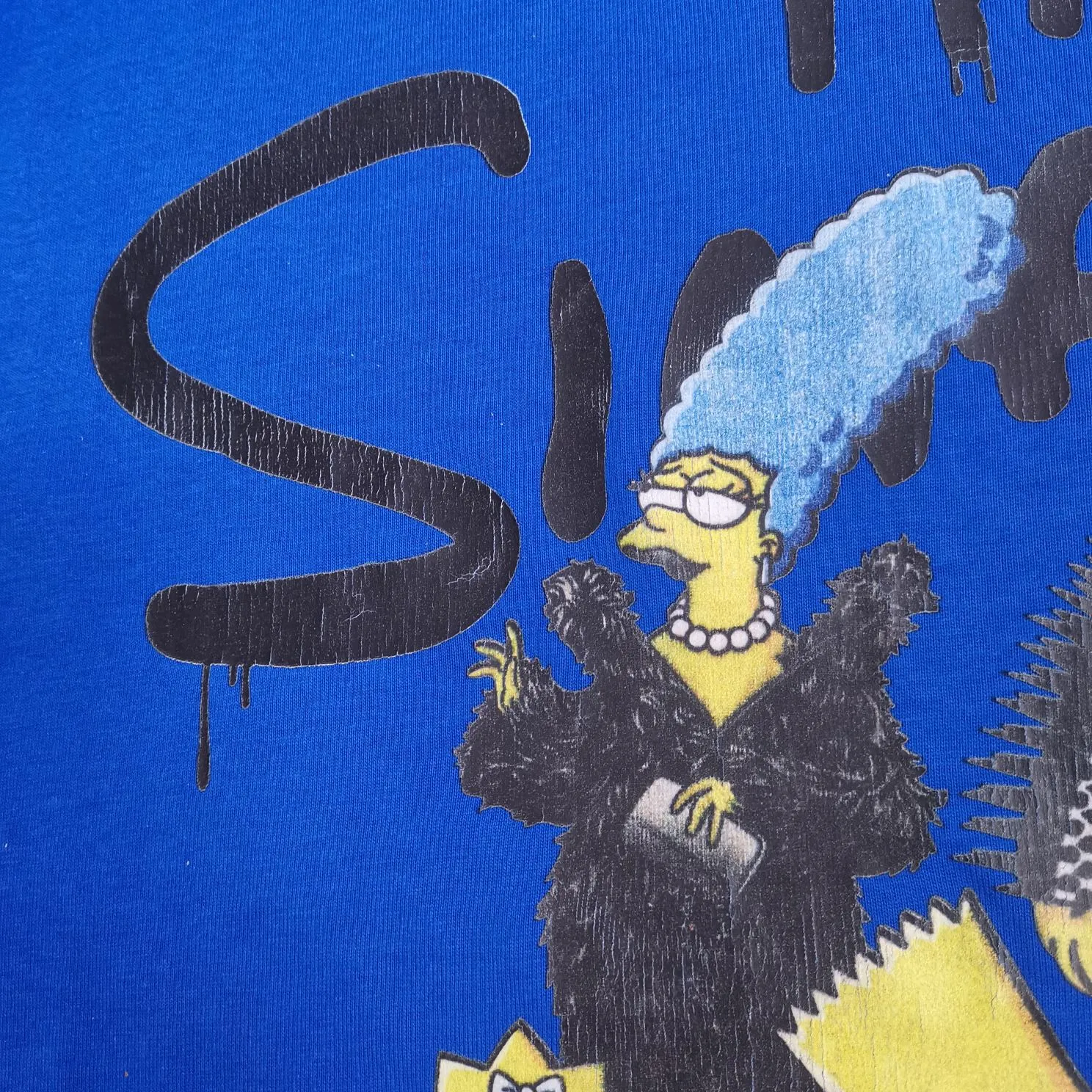 The new top-notch proven version, Balenciaga BALENCIAGA The Simpsons cartoon pattern burst pattern pure cotton loose loose short-sleeved T-shirt for men and women couples, the process uses Kangli printing cracking effect. The front panel printing glue bursting effect uses imported transparent slurry to scrape the bottom to make the printing bursting feel uniform. (PS: If this process is missing, the printing will easily fall off in large areas after cracking.) The embroidery at the hem uses a Tajima embroidery machine imported from Japan, which makes the size and spacing of the letters even, and the hollows of the letters will not be filled. Precise craftsmanship, full of details. The fabric is made of 24S 260g double yarn cotton fabric, brand new, washed, and labeled. Genuine products are consistent and synchronized, and coded authentic products are consistent and synchronized. Top tested version, accurate and flawless.  Color: Black White Yellow Blue Size: XS-L P:260