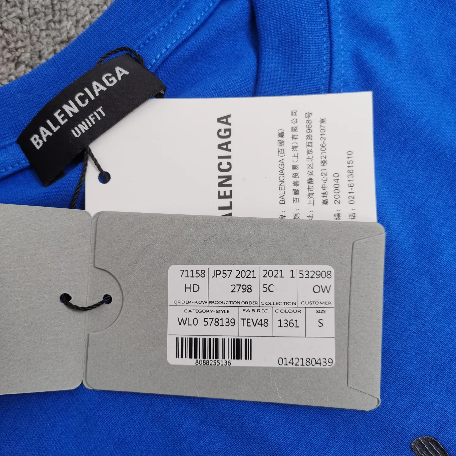 The new top-notch proven version, Balenciaga BALENCIAGA The Simpsons cartoon pattern burst pattern pure cotton loose loose short-sleeved T-shirt for men and women couples, the process uses Kangli printing cracking effect. The front panel printing glue bursting effect uses imported transparent slurry to scrape the bottom to make the printing bursting feel uniform. (PS: If this process is missing, the printing will easily fall off in large areas after cracking.) The embroidery at the hem uses a Tajima embroidery machine imported from Japan, which makes the size and spacing of the letters even, and the hollows of the letters will not be filled. Precise craftsmanship, full of details. The fabric is made of 24S 260g double yarn cotton fabric, brand new, washed, and labeled. Genuine products are consistent and synchronized, and coded authentic products are consistent and synchronized. Top tested version, accurate and flawless.  Color: Black White Yellow Blue Size: XS-L P:260