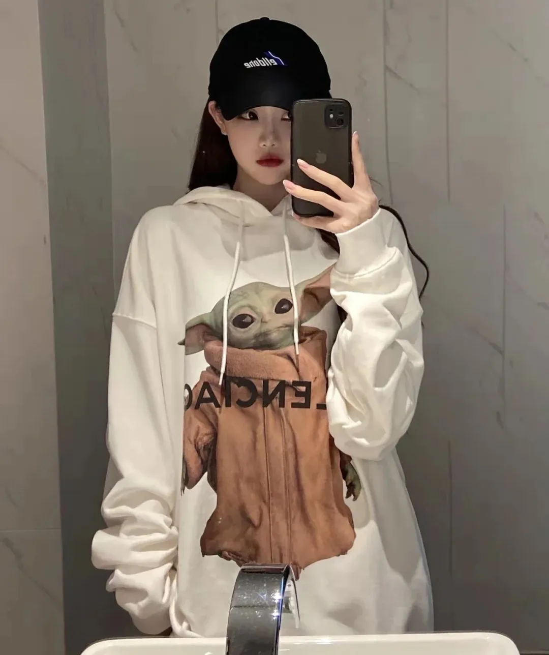 ♻️💯Upper body reference model picture❤️Top tested version BALENCIAGA Balenciaga The Mandalorian Baby Yoda pure cotton loose and breathable autumn and winter pure cotton hoodie sweatshirt for male and female couples Grogu, a character in the "Star Wars" series of film and television series, appeared in the American TV series "The Mandalorian". Grogu and Yoda are of the same race. Although he is still in the toddler stage, he is born with powerful force. This model is really explosive. The front piece is printed with Kornit digital direct printing. The color painting has an even transition of shades and a strong image. 3D restores the real texture of characters! The fabric is made of 480g imported knitted combed terry. The fabric is very silky, loose and drapey. Color: Black White Size: XS-L P:490