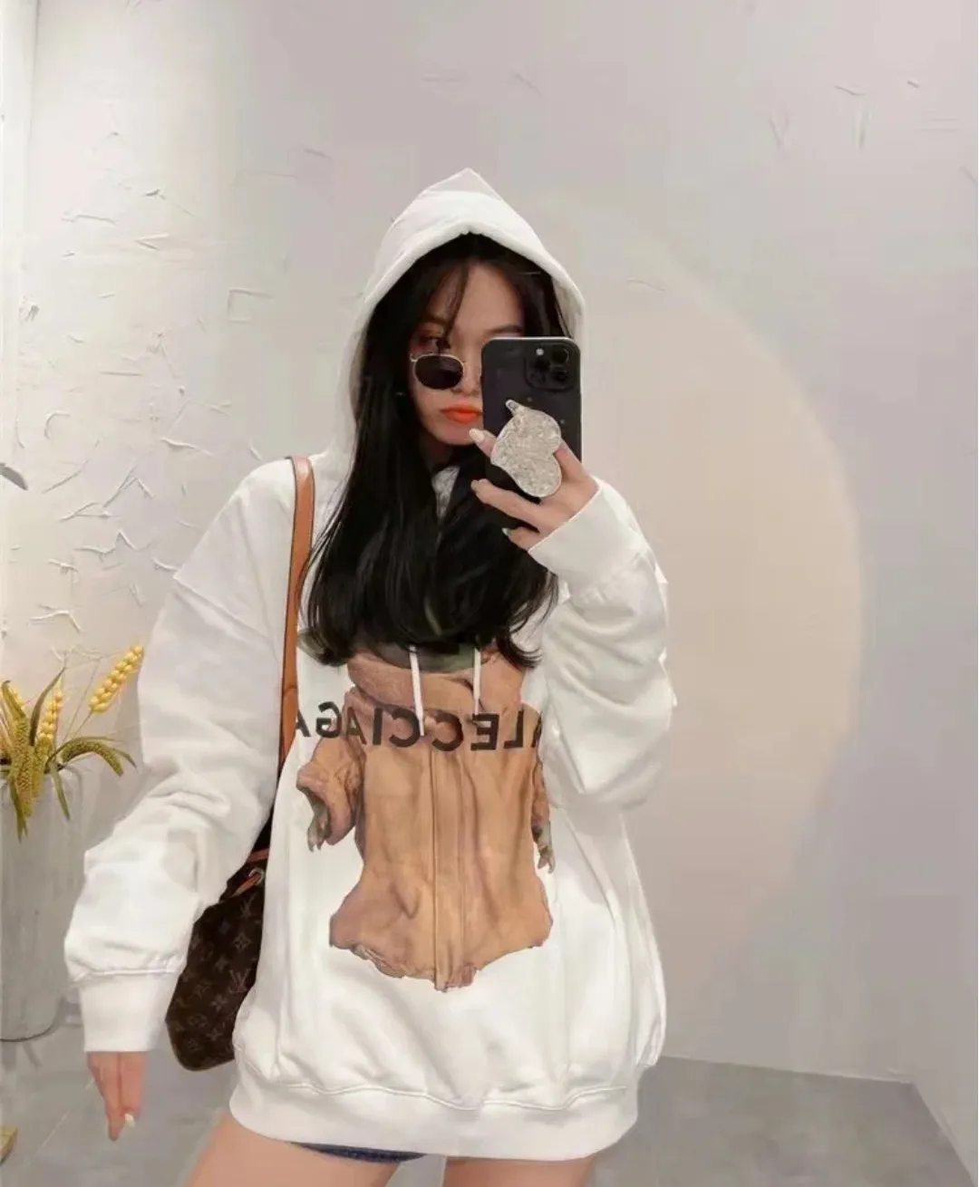 ♻️💯Upper body reference model picture❤️Top tested version BALENCIAGA Balenciaga The Mandalorian Baby Yoda pure cotton loose and breathable autumn and winter pure cotton hoodie sweatshirt for male and female couples Grogu, a character in the "Star Wars" series of film and television series, appeared in the American TV series "The Mandalorian". Grogu and Yoda are of the same race. Although he is still in the toddler stage, he is born with powerful force. This model is really explosive. The front piece is printed with Kornit digital direct printing. The color painting has an even transition of shades and a strong image. 3D restores the real texture of characters! The fabric is made of 480g imported knitted combed terry. The fabric is very silky, loose and drapey. Color: Black White Size: XS-L P:490