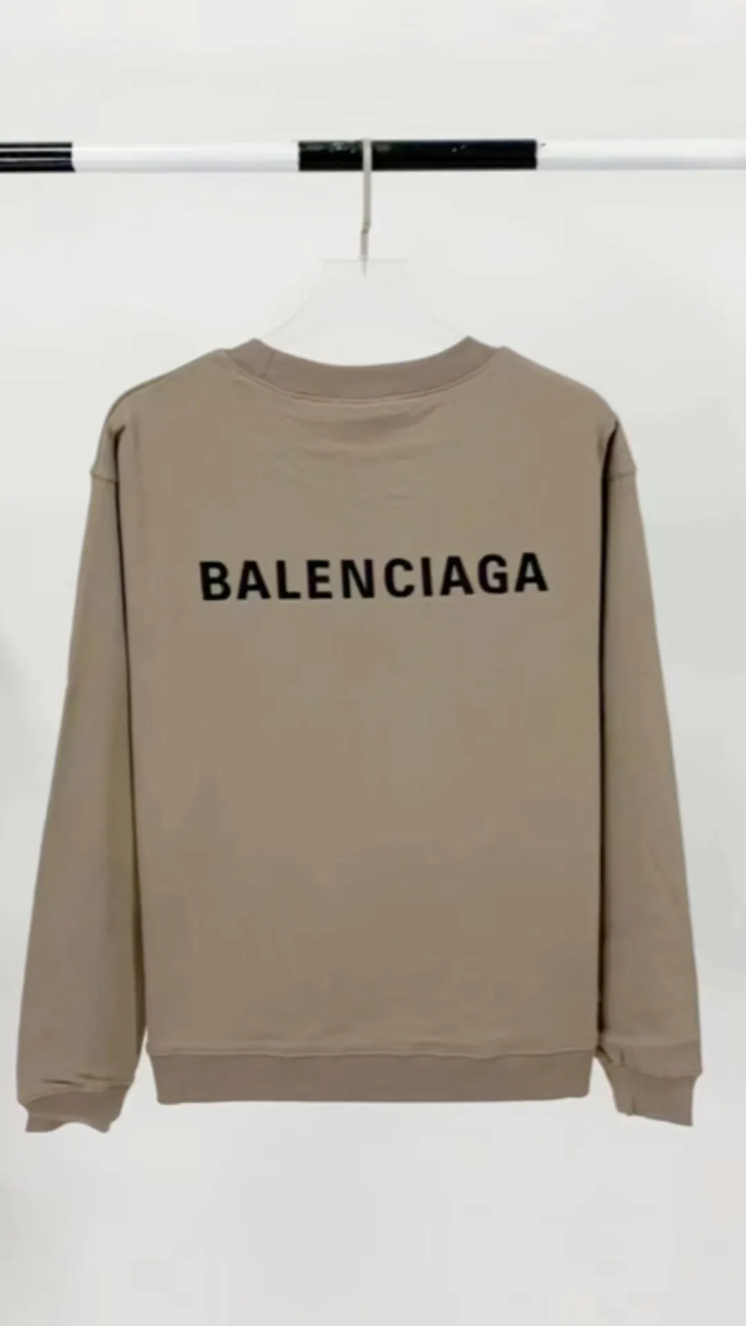 Real shot of the video——Spring and Autumn style top tested version BALENCIAGA large LOGO basic letters on the back pure cotton loose loose male and female couples same style fashion brand high-end embroidered pure cotton round neck sweatshirt. The god of simplicity in Paris, a volume sought after by many stars. Lisa’s favorite basic short-sleeved Paris style, which has a very high appearance rate. Wear alone, paired with jeans, shorts, and sweatpants, it's a versatile style. Xiaohongshu, a hot item on INS, a must-have for Paris fans.  Using Tajima embroidery technology imported from Japan, the printing looks very three-dimensional and full, with no threads. Regardless of the size, the front and back letters can be expressed perfectly! The fabric is made of 460g pure cotton combed terry fabric!  A complete set of customized tags, collar tags, washed, plastic bags, and most importantly, a complete set of bags, tag codes, and codes are all authentic.  Color: mint green dark brown Size: XS-L P:370