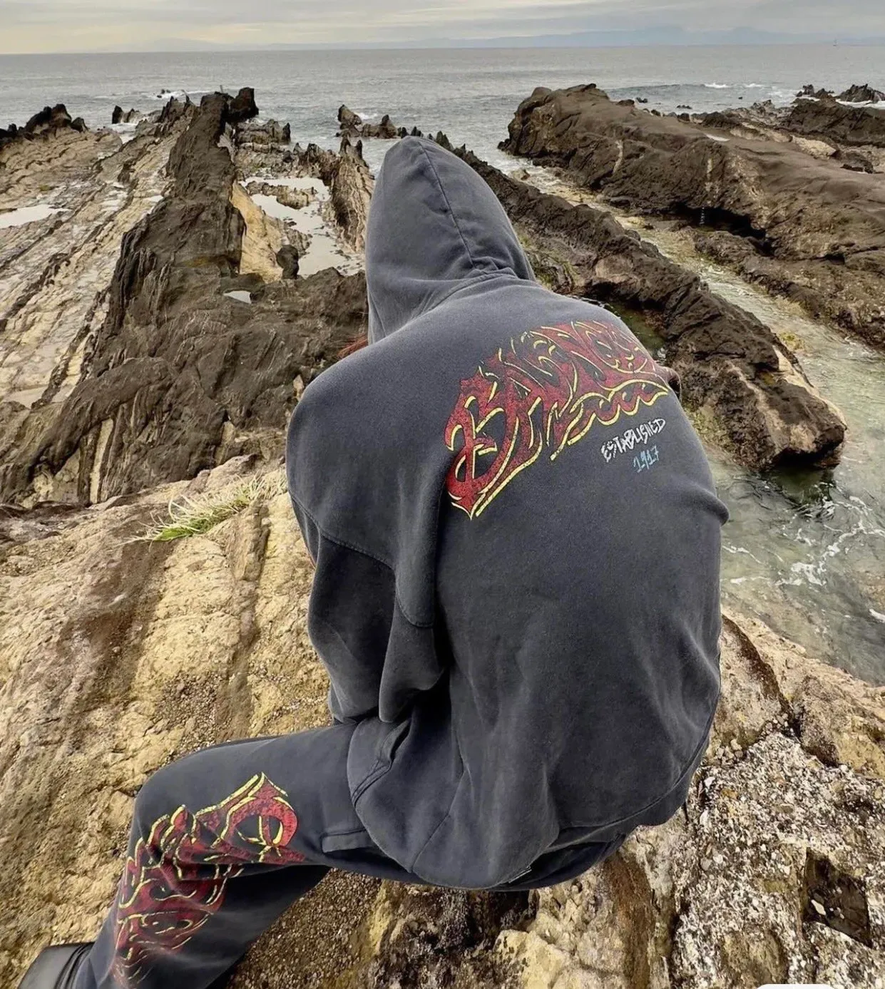♻️💯Upper body reference model picture❤️The top-notch proven version of Balenciaga Paris 24SS limited capsule flame series trousers, a hot item on Balenciaga’s spring and summer catwalks! Custom-dyed sweatshirt fabric with a washed effect and original flame logo printing on the side. Available simultaneously on the official website! BA’s latest limited edition trousers, a popular item that fashion bloggers are competing to interpret, will be the most popular street matching tool in autumn and winter this year!  This pair of trousers is made of custom-woven and custom-dyed heavy-weight terry cotton. The finished product is washed to create a unique color. The surface texture is fine and plain, and the drape and wide feel are excellent! The inside has a fluffy and soft terry texture like fish scales, which is close to the skin and comfortable, and there is no thorny feeling at all! The two sides of the trousers follow this year's most popular capsule series flame letter graffiti elements, and the old-style incomplete contrasting print design makes the whole thing more fashionable and coordinated, and directly increases the handsomeness value! The high-elasticity drawstring waistband and loose straight wide-leg trousers are tailored to fit any leg shape easily. What are you waiting for, fashionable men and women?  Color Blue Gray Size s~xl P:360