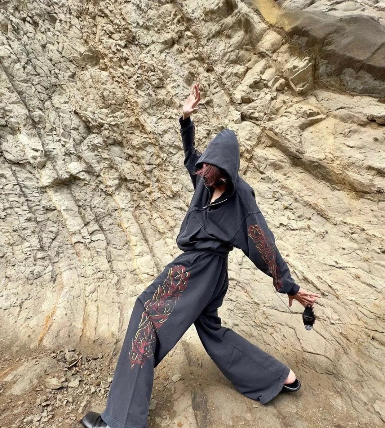 ♻️💯Upper body reference model picture❤️The top-notch proven version of Balenciaga Paris 24SS limited capsule flame series trousers, a hot item on Balenciaga’s spring and summer catwalks! Custom-dyed sweatshirt fabric with a washed effect and original flame logo printing on the side. Available simultaneously on the official website! BA’s latest limited edition trousers, a popular item that fashion bloggers are competing to interpret, will be the most popular street matching tool in autumn and winter this year!  This pair of trousers is made of custom-woven and custom-dyed heavy-weight terry cotton. The finished product is washed to create a unique color. The surface texture is fine and plain, and the drape and wide feel are excellent! The inside has a fluffy and soft terry texture like fish scales, which is close to the skin and comfortable, and there is no thorny feeling at all! The two sides of the trousers follow this year's most popular capsule series flame letter graffiti elements, and the old-style incomplete contrasting print design makes the whole thing more fashionable and coordinated, and directly increases the handsomeness value! The high-elasticity drawstring waistband and loose straight wide-leg trousers are tailored to fit any leg shape easily. What are you waiting for, fashionable men and women?  Color Blue Gray Size s~xl P:360