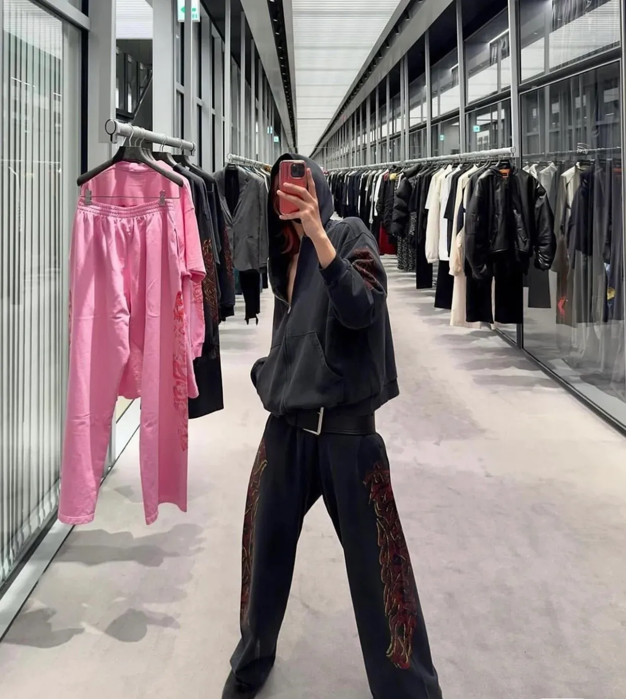 ♻️💯Upper body reference model picture❤️The top-notch proven version of Balenciaga Paris 24SS limited capsule flame series trousers, a hot item on Balenciaga’s spring and summer catwalks! Custom-dyed sweatshirt fabric with a washed effect and original flame logo printing on the side. Available simultaneously on the official website! BA’s latest limited edition trousers, a popular item that fashion bloggers are competing to interpret, will be the most popular street matching tool in autumn and winter this year!  This pair of trousers is made of custom-woven and custom-dyed heavy-weight terry cotton. The finished product is washed to create a unique color. The surface texture is fine and plain, and the drape and wide feel are excellent! The inside has a fluffy and soft terry texture like fish scales, which is close to the skin and comfortable, and there is no thorny feeling at all! The two sides of the trousers follow this year's most popular capsule series flame letter graffiti elements, and the old-style incomplete contrasting print design makes the whole thing more fashionable and coordinated, and directly increases the handsomeness value! The high-elasticity drawstring waistband and loose straight wide-leg trousers are tailored to fit any leg shape easily. What are you waiting for, fashionable men and women?  Color Blue Gray Size s~xl P:360