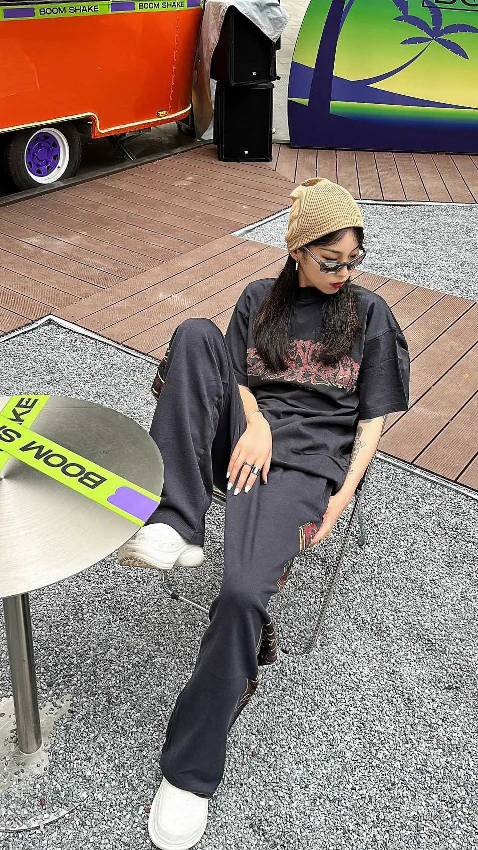 ♻️💯Upper body reference model picture❤️The top-notch proven version of Balenciaga Paris 24SS limited capsule flame series trousers, a hot item on Balenciaga’s spring and summer catwalks! Custom-dyed sweatshirt fabric with a washed effect and original flame logo printing on the side. Available simultaneously on the official website! BA’s latest limited edition trousers, a popular item that fashion bloggers are competing to interpret, will be the most popular street matching tool in autumn and winter this year!  This pair of trousers is made of custom-woven and custom-dyed heavy-weight terry cotton. The finished product is washed to create a unique color. The surface texture is fine and plain, and the drape and wide feel are excellent! The inside has a fluffy and soft terry texture like fish scales, which is close to the skin and comfortable, and there is no thorny feeling at all! The two sides of the trousers follow this year's most popular capsule series flame letter graffiti elements, and the old-style incomplete contrasting print design makes the whole thing more fashionable and coordinated, and directly increases the handsomeness value! The high-elasticity drawstring waistband and loose straight wide-leg trousers are tailored to fit any leg shape easily. What are you waiting for, fashionable men and women?  Color Blue Gray Size s~xl P:360