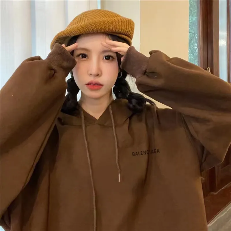 ♻️💯Upper body reference model picture❤️Top version BALENCIAGA large back LOGO basic letters pure cotton loose loose male and female couples same style fashion brand high-end embroidered cotton hoodie hooded sweatshirt The god of simplicity in Paris, a volume sought after by many stars. Lisa’s favorite basic short-sleeved Paris style, which has a very high appearance rate. Wear alone, paired with jeans, shorts, and sweatpants, it's a versatile style. Xiaohongshu, a hot item on INS, a must-have for Paris fans.  Using Tajima embroidery technology imported from Japan, the printing looks very three-dimensional and full, with no threads. Regardless of the size, the front and back letters can be expressed perfectly! The fabric is made of 460g pure cotton combed terry fabric!  A complete set of customized tags, collar tags, washed, plastic bags, and most importantly, a complete set of bags, tag codes, and codes are all authentic.  Color: mint green dark brown Size: XS-L P:450